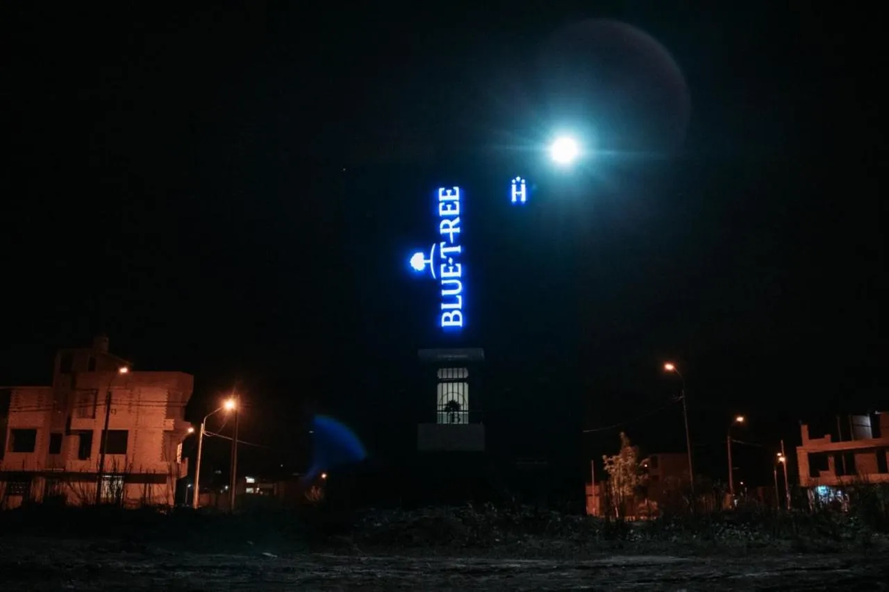 Facade/entrance in Blue Three