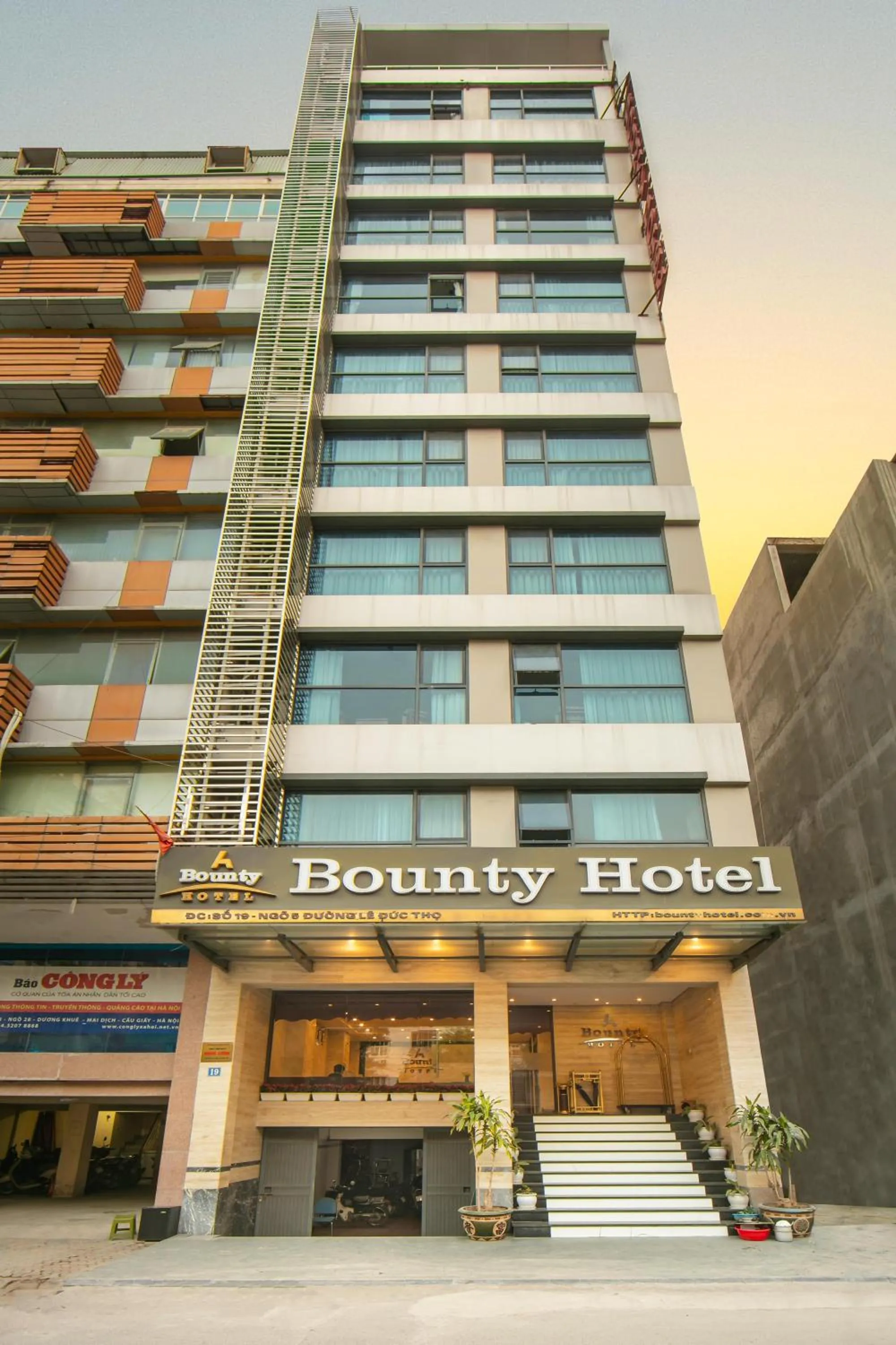 Property building in Bounty Hotel