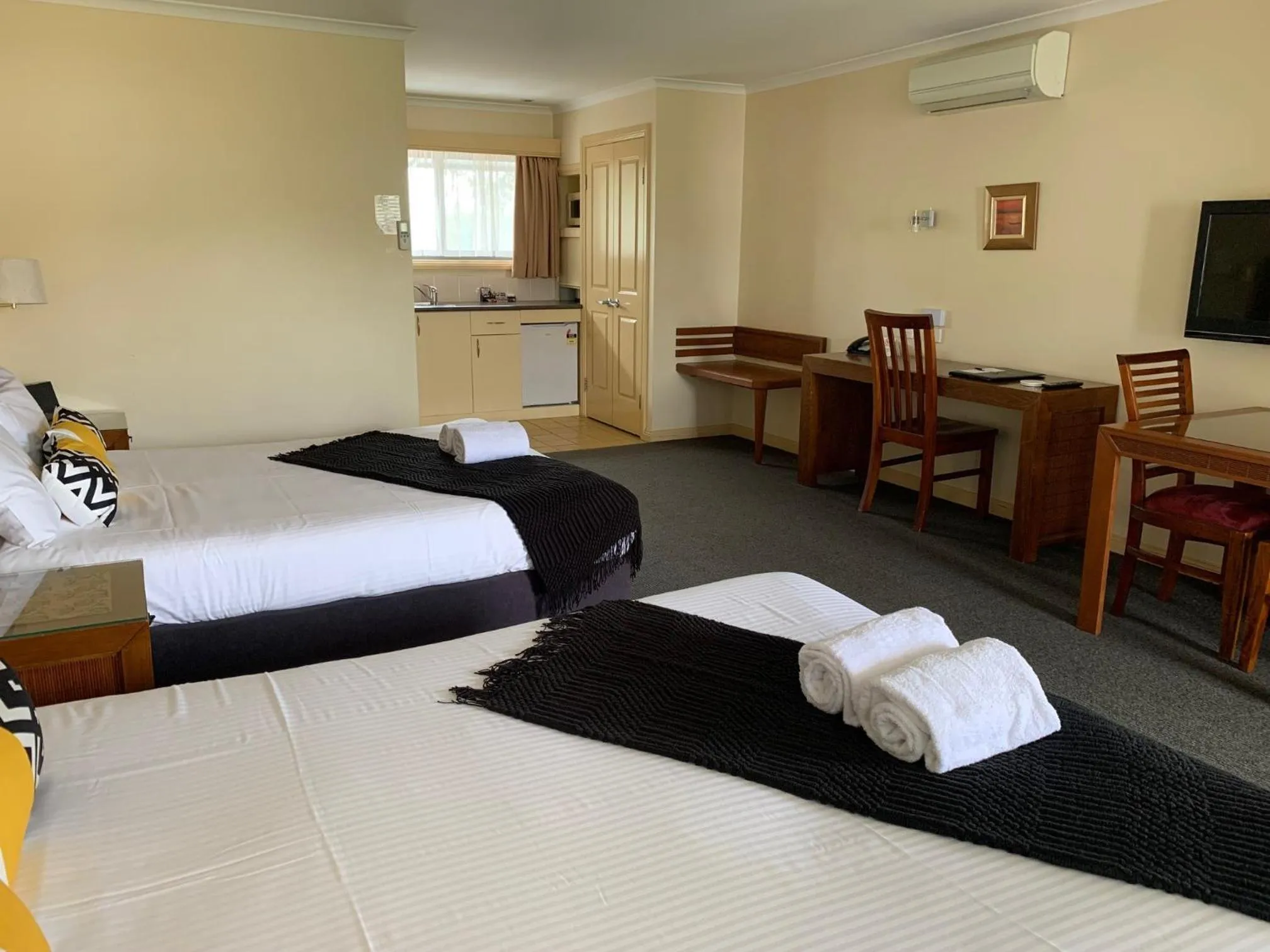 Bed in Armidale Pines Motel