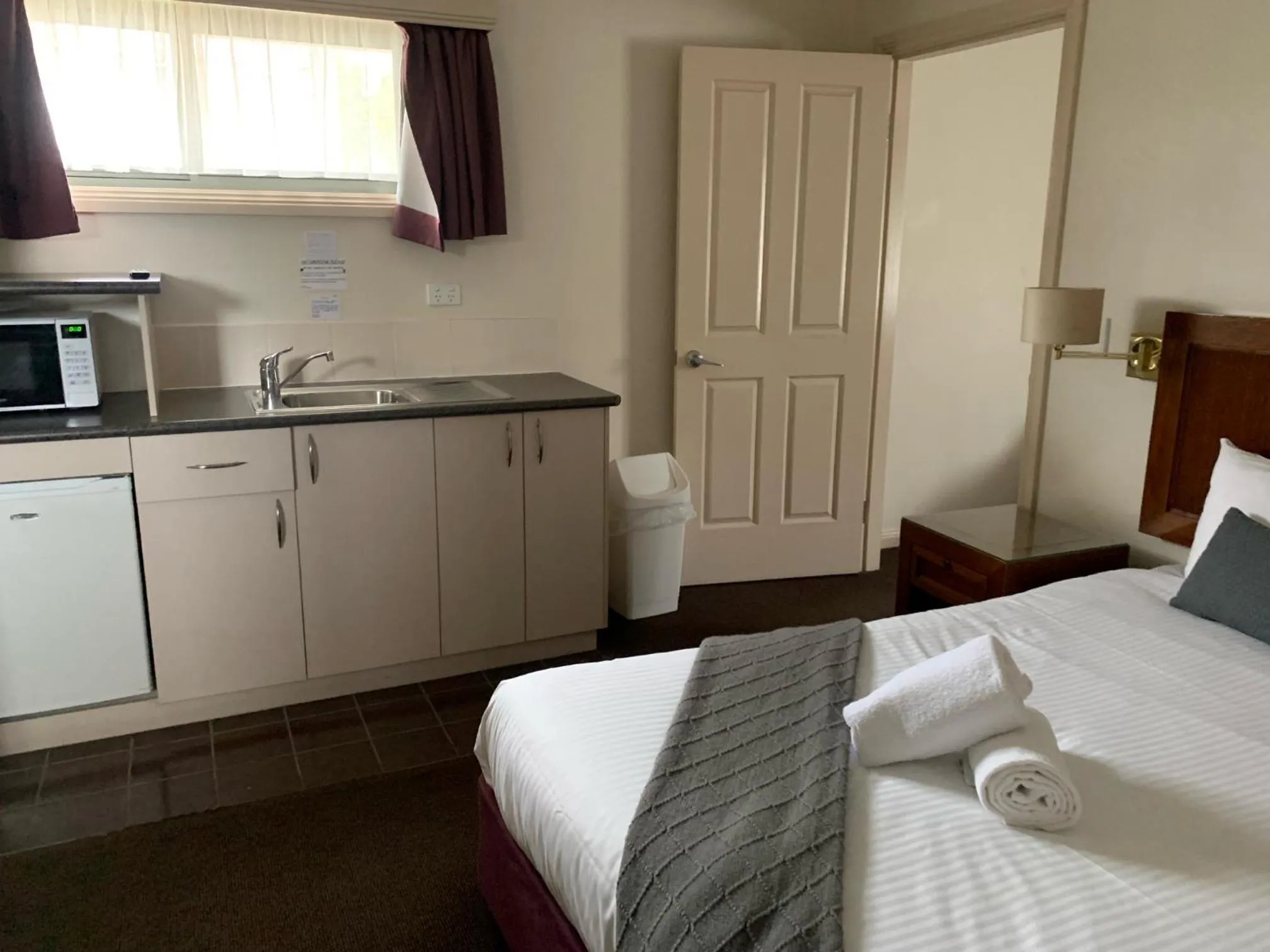 Bed in Armidale Pines Motel