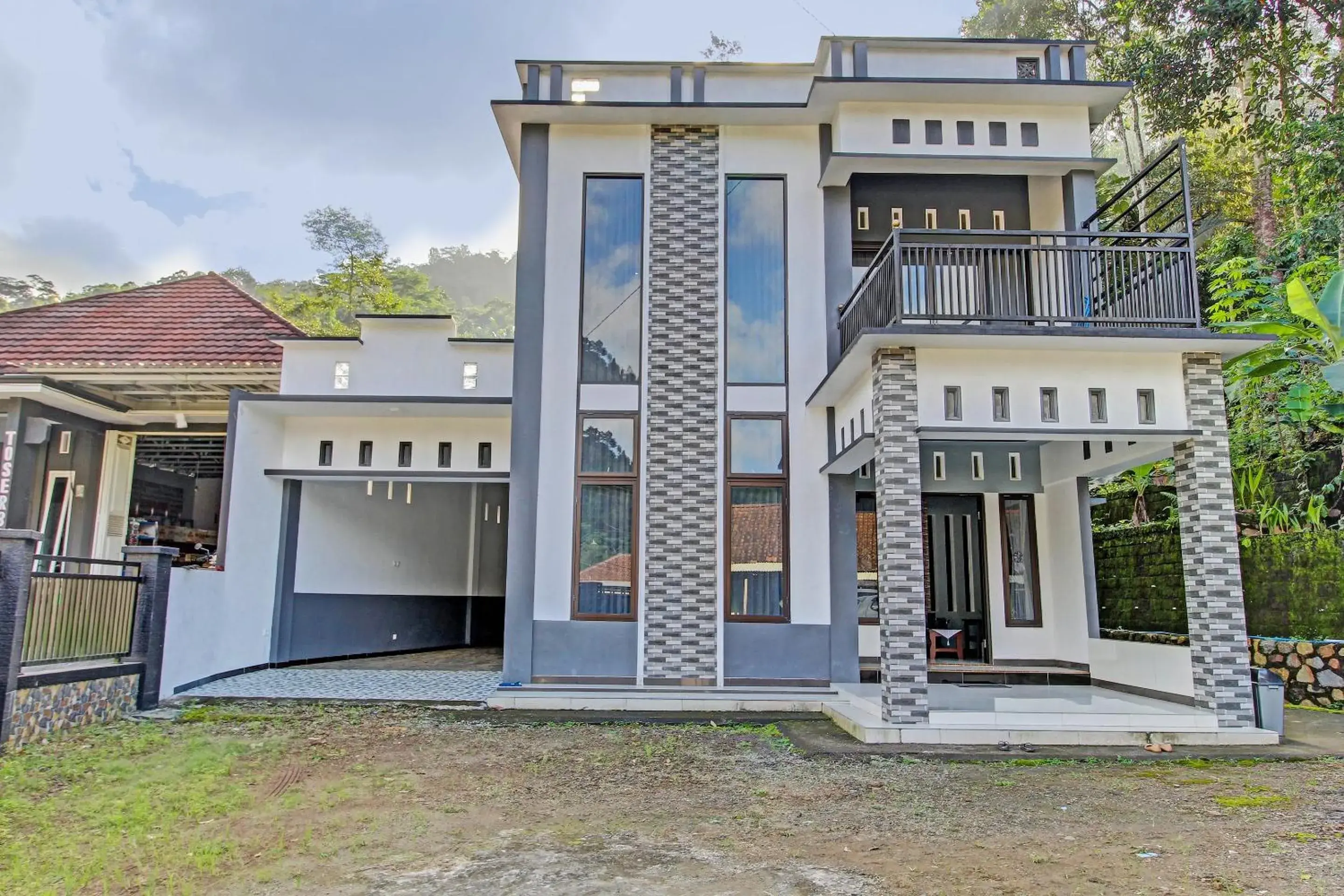 Facade/entrance in OYO Life 91177 Desa Wisata Duren Sari Facade/entrance in OYO Life 91177 Desa Wisata Duren Sari