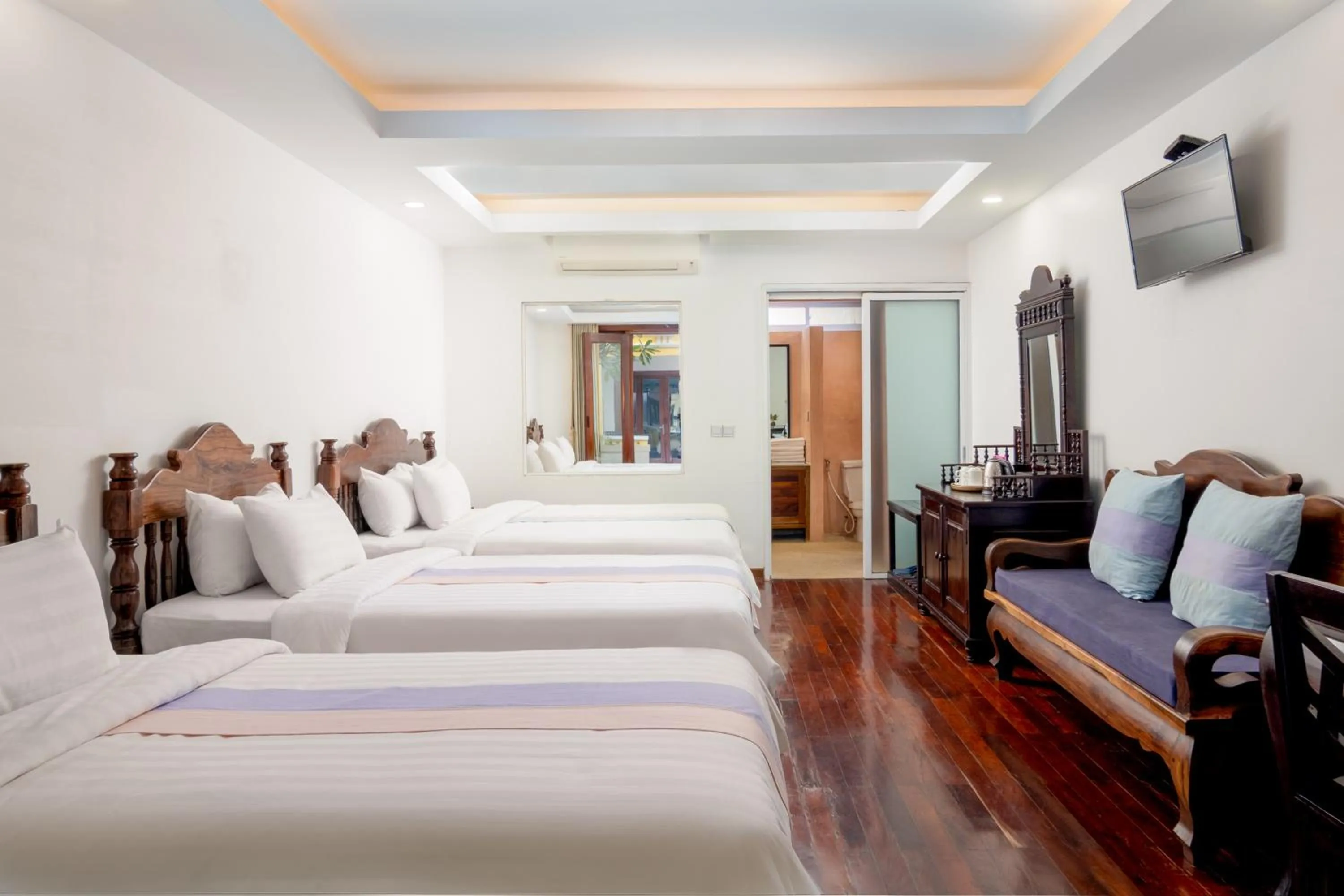 Photo of the whole room, Bed in La Residence WatBo Hotel