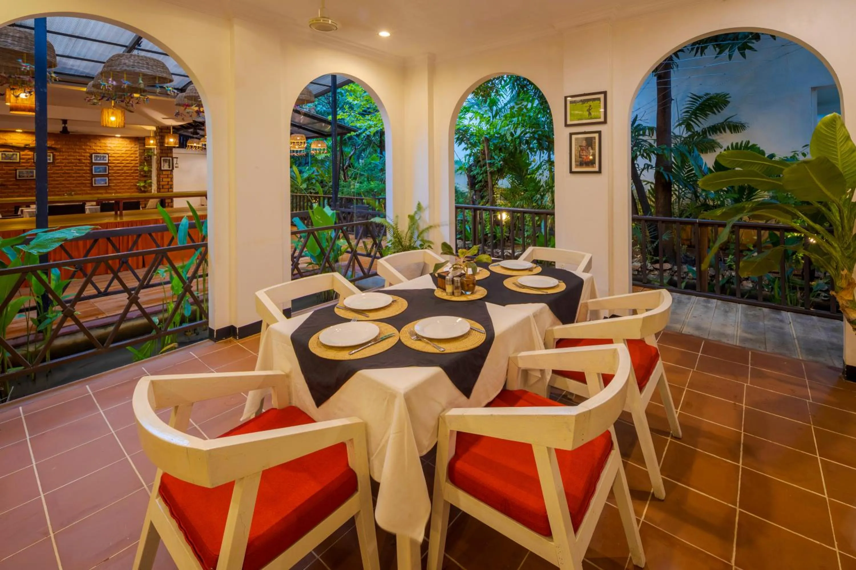 Restaurant/places to eat in La Residence WatBo Hotel