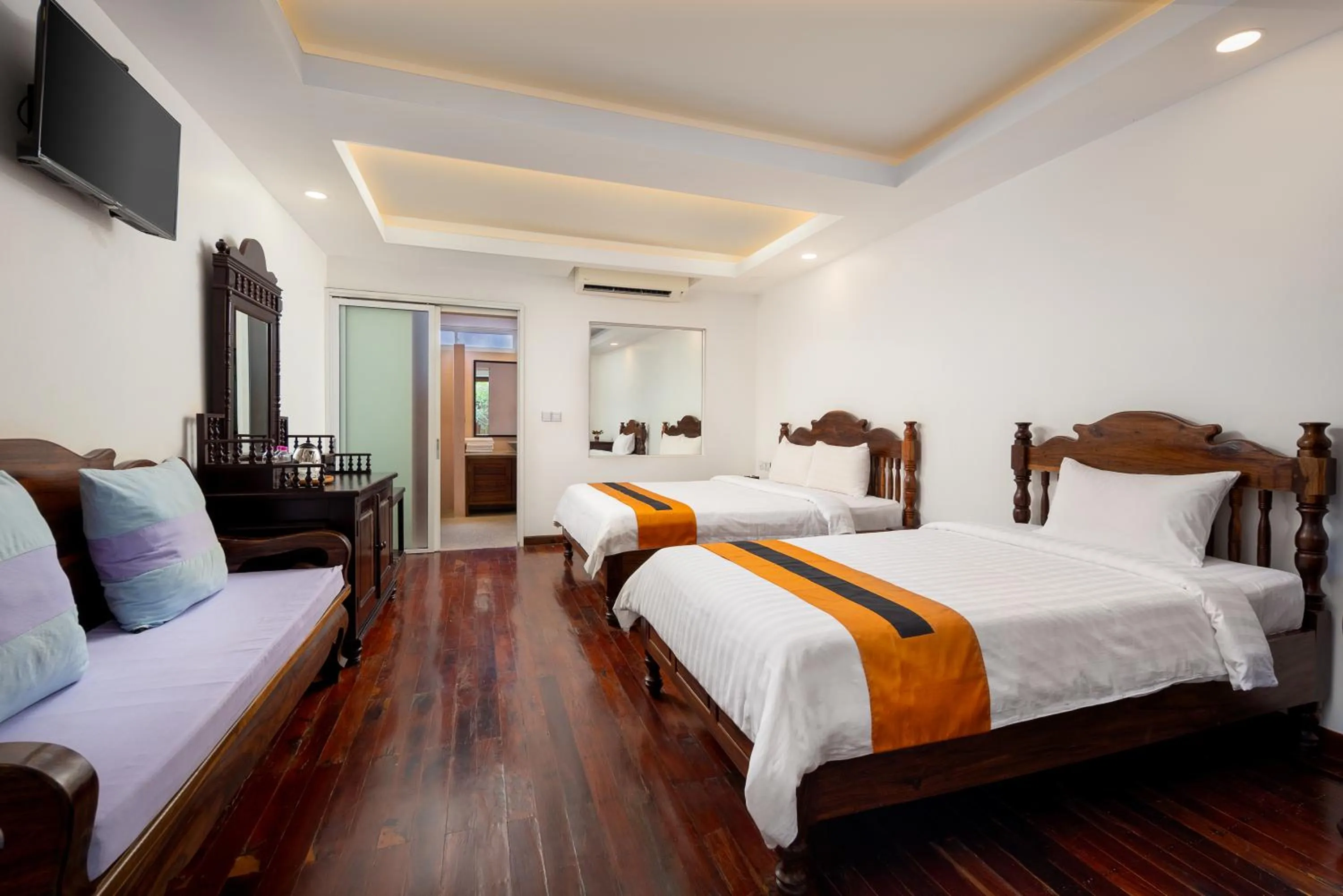 Seating area, Bed in La Residence WatBo Hotel