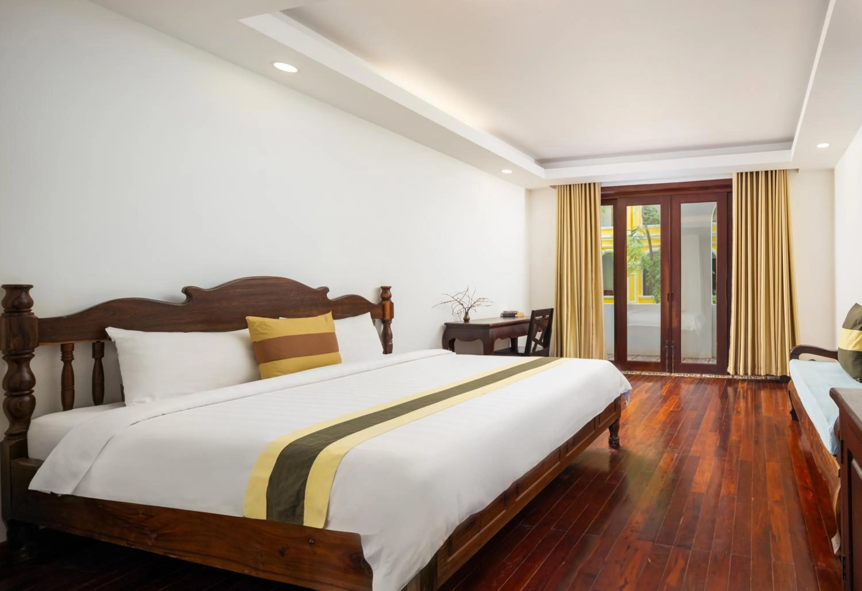 Photo of the whole room, Bed in La Residence WatBo Hotel