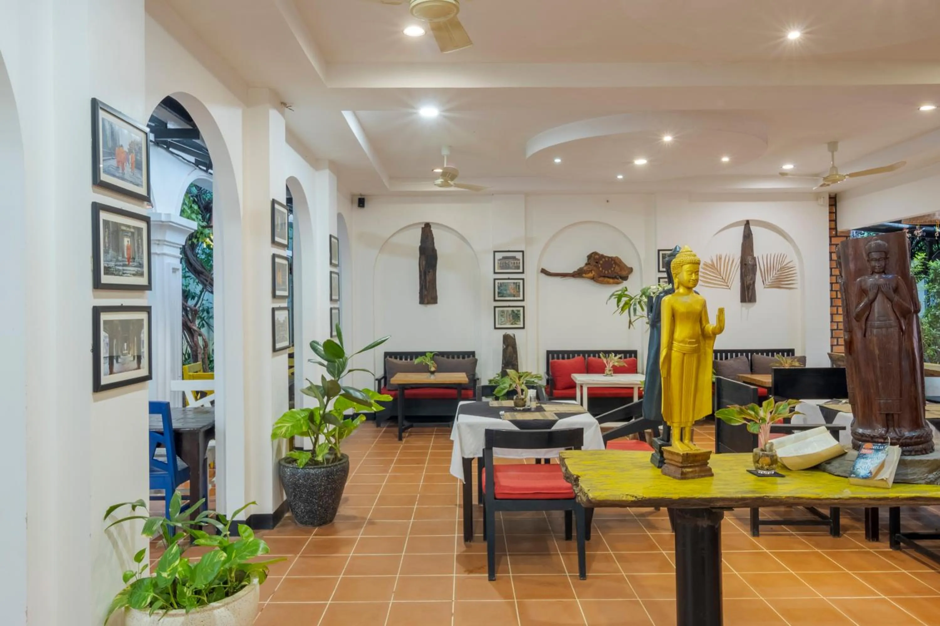 Restaurant/places to eat in La Residence WatBo Hotel