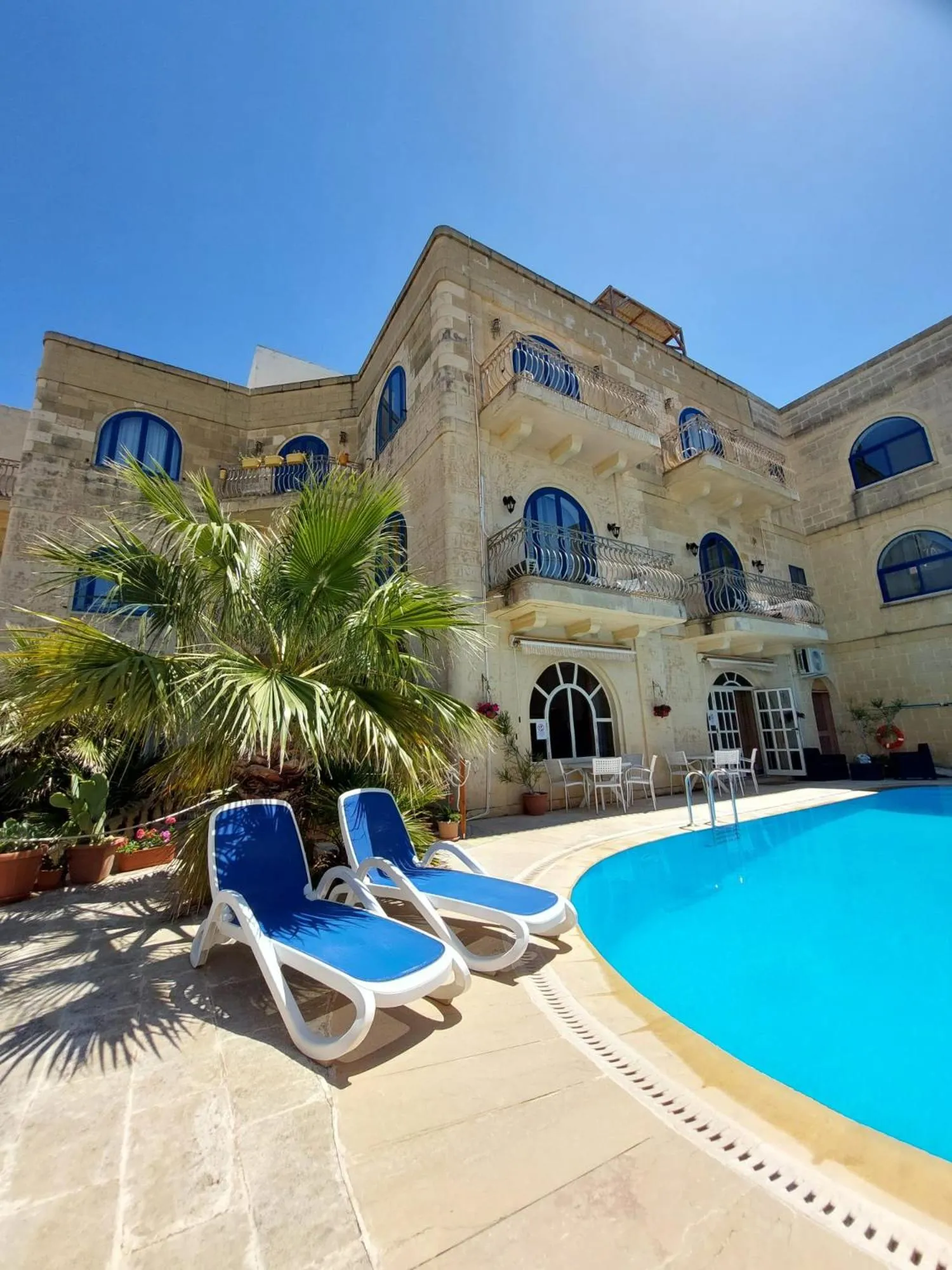 Swimming pool in Villa Serenity B&B