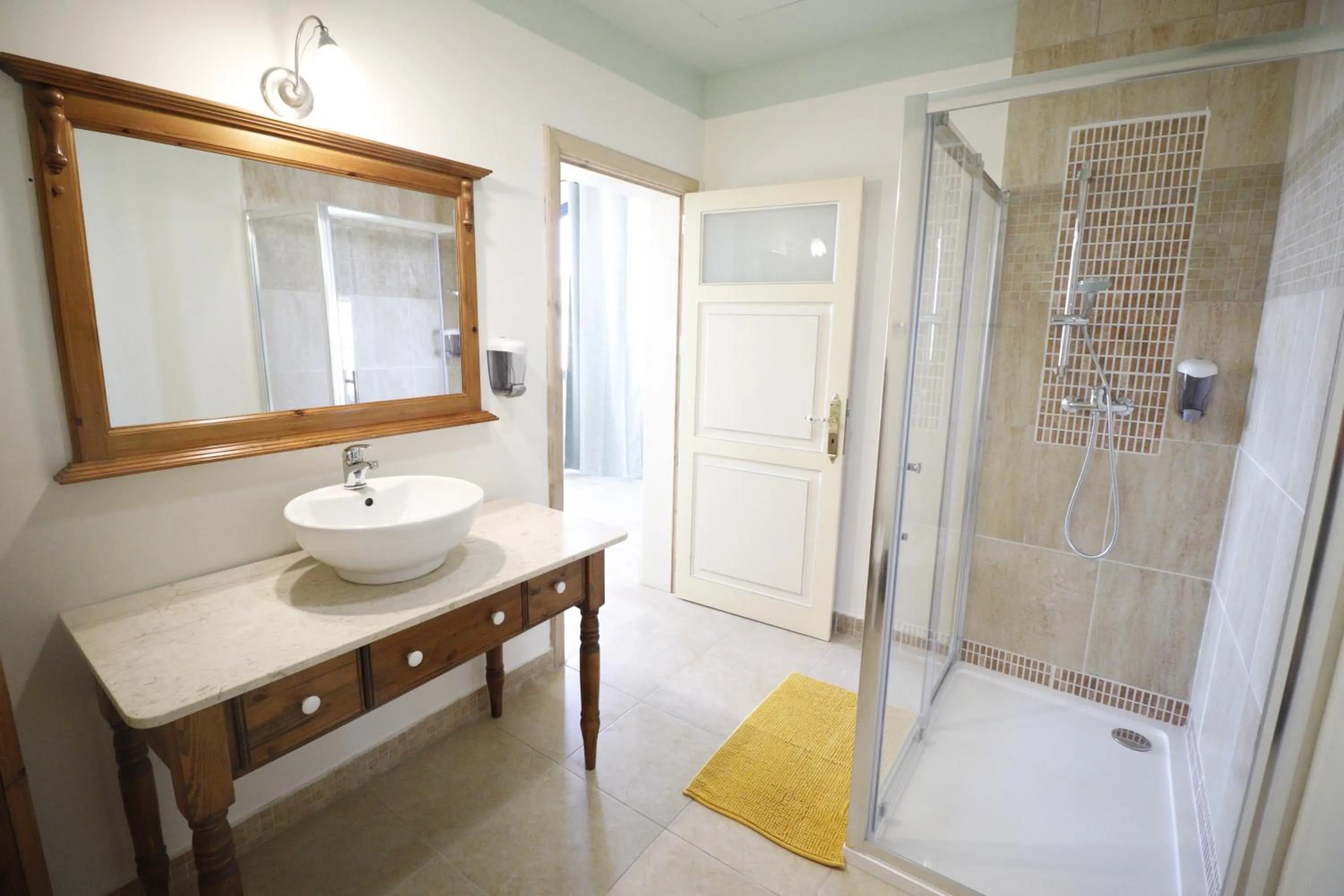 Shower in Villa Serenity B&B