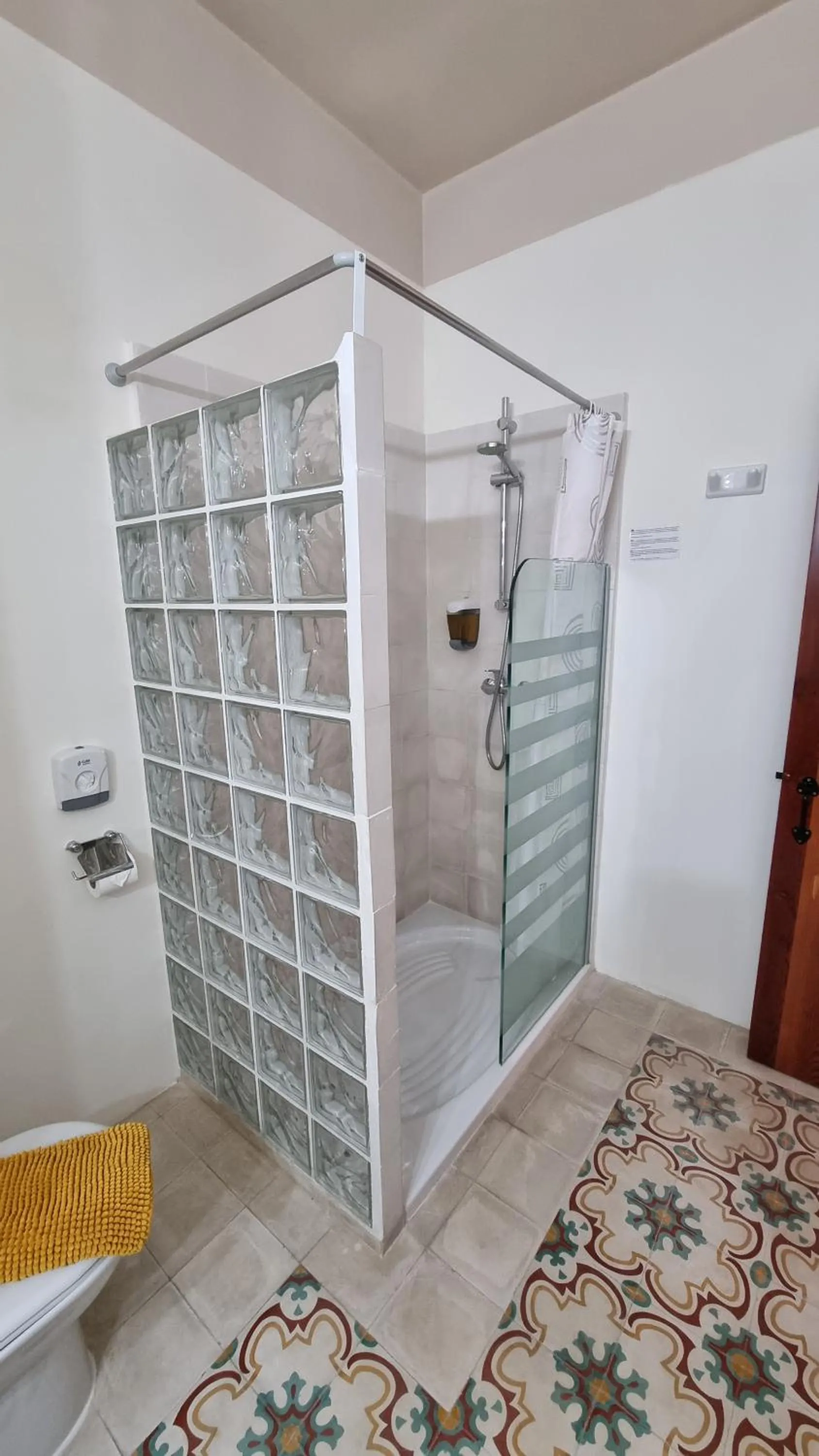 Shower in Villa Serenity B&B