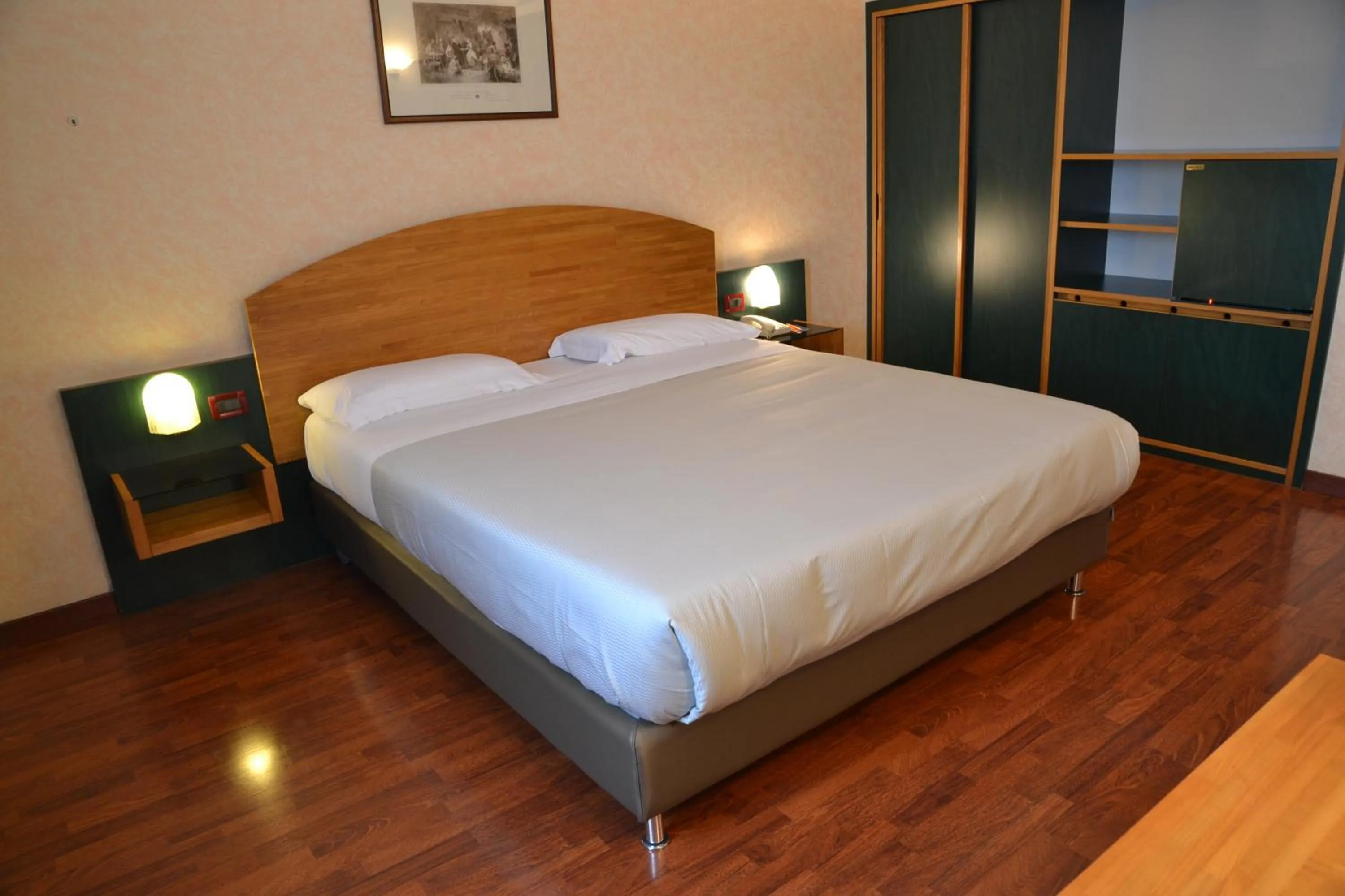 Bedroom, Bed in Sun Hotel