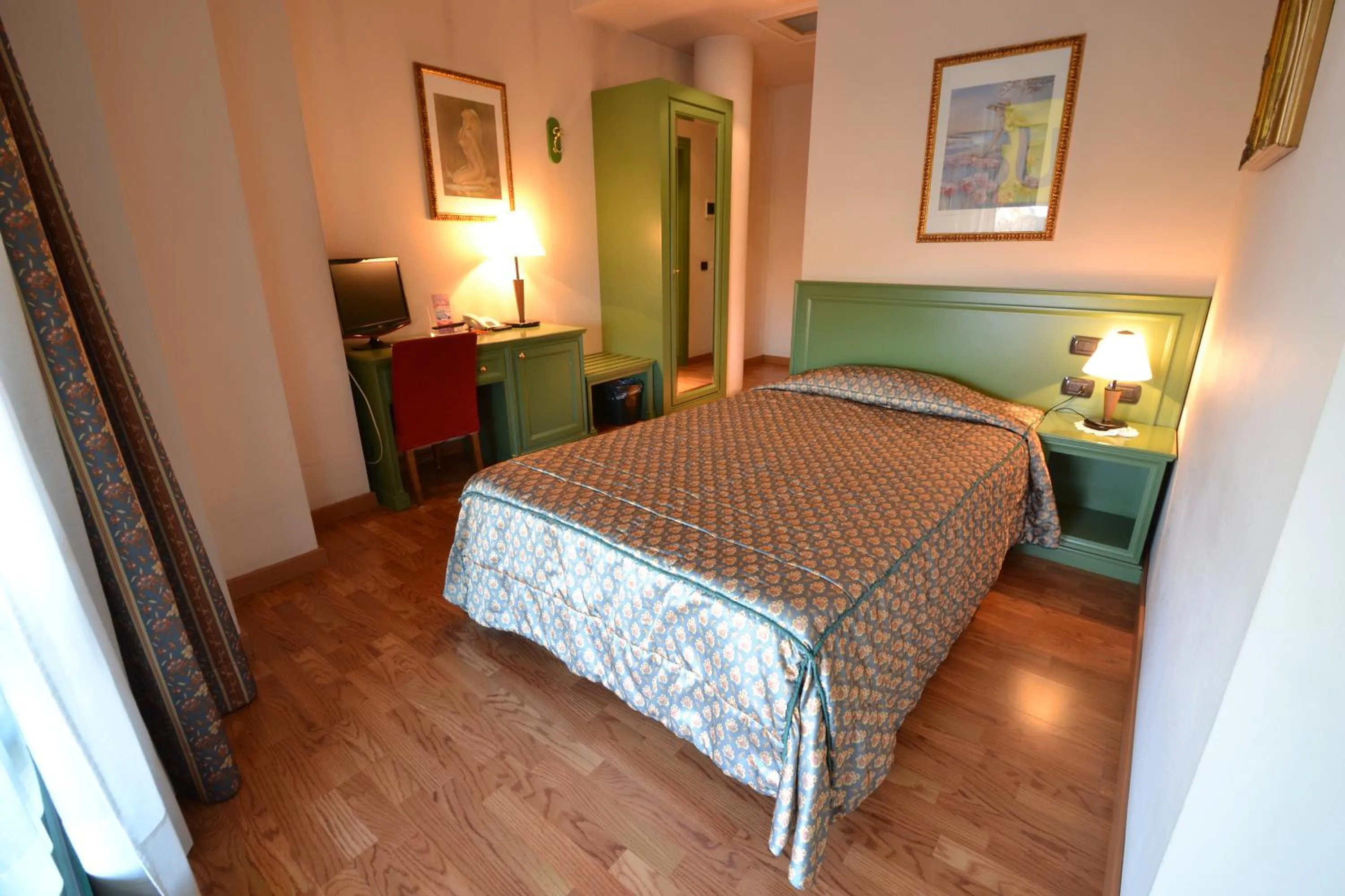 Bedroom, Bed in Sun Hotel