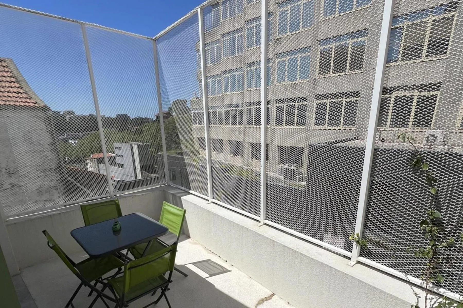 Duplex Apt - Sleeps 4 - Roof Terrace - Balcony