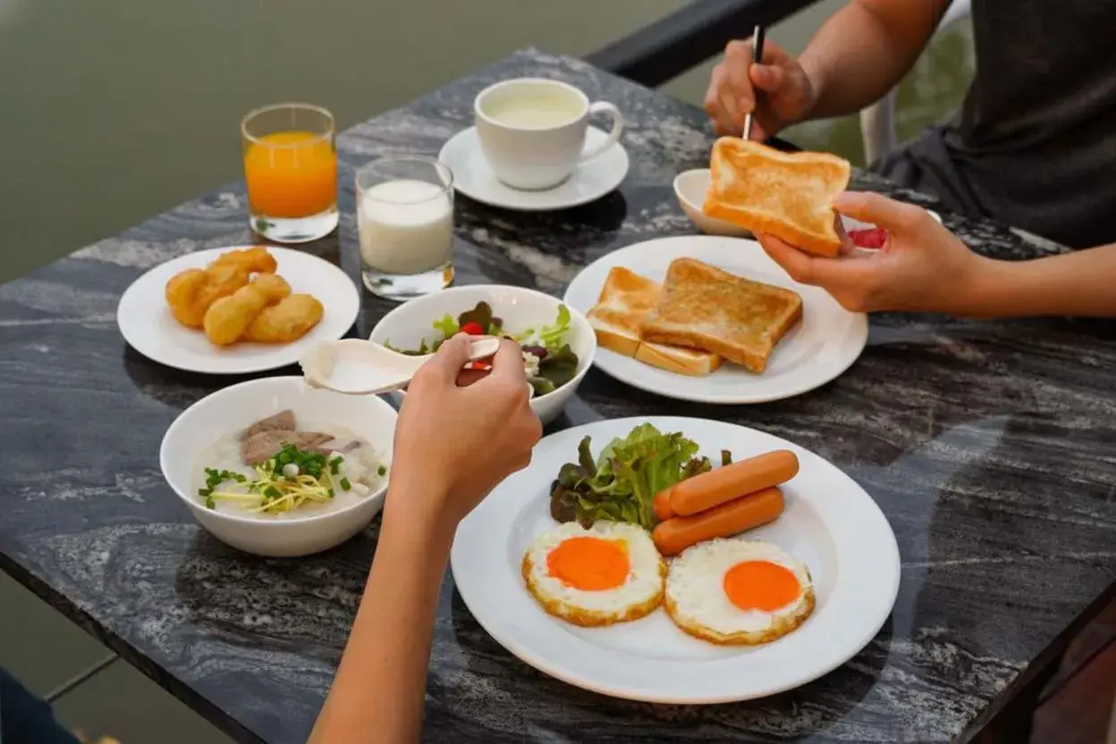 Breakfast in The Grace Amphawa Breakfast in The Grace Amphawa