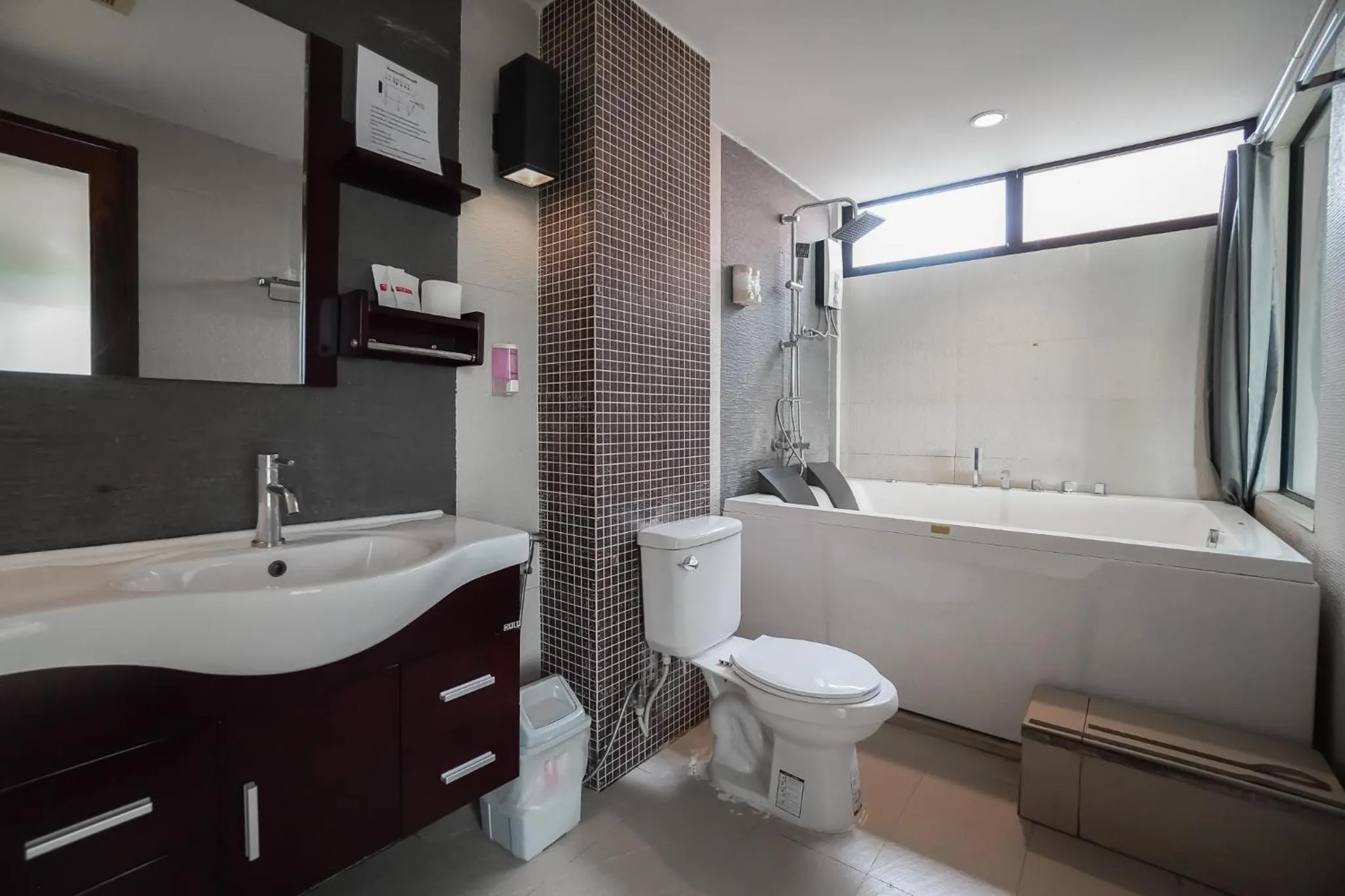 Toilet in The Grace Amphawa