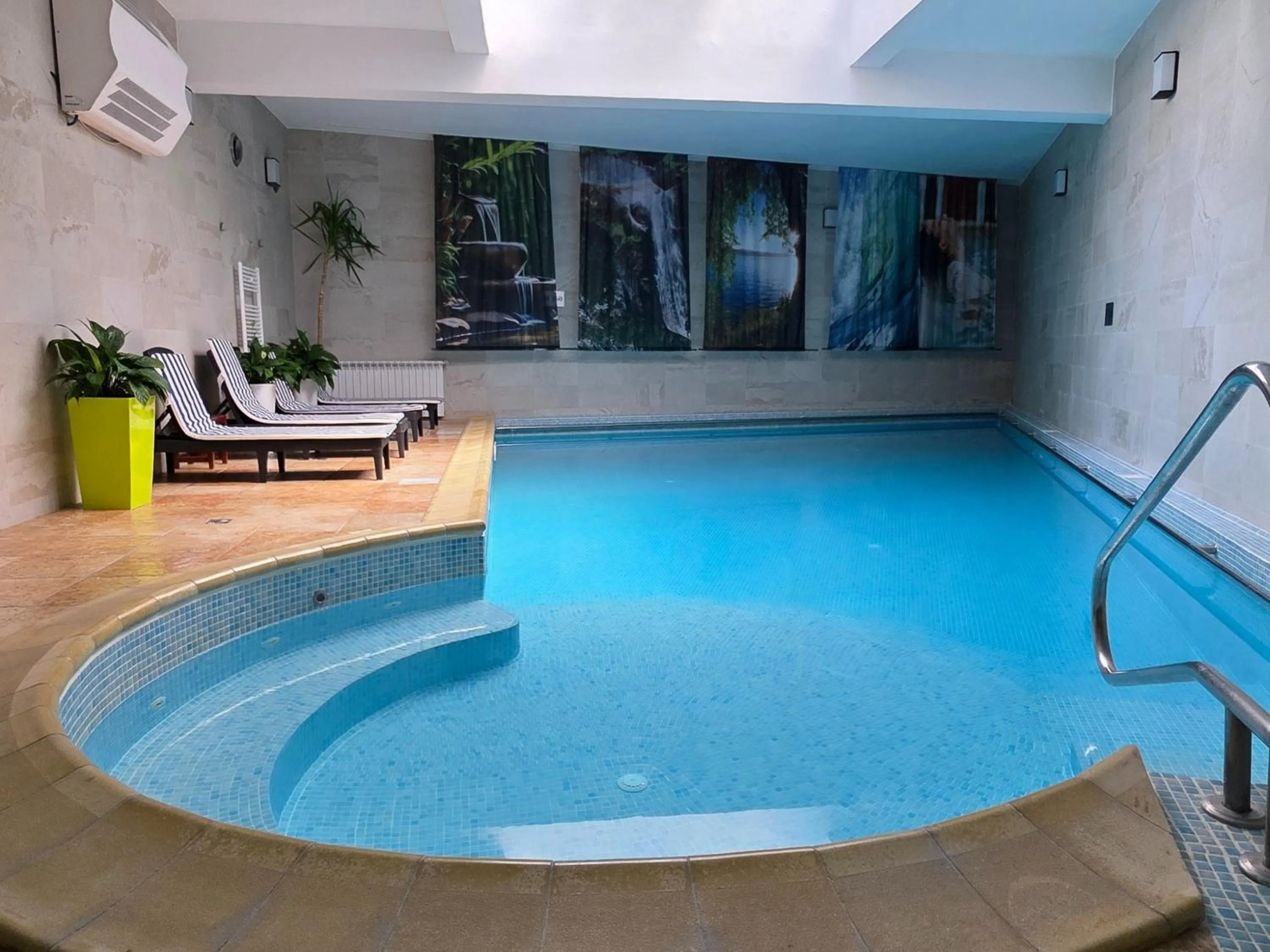 Swimming pool in Hotel Carpați