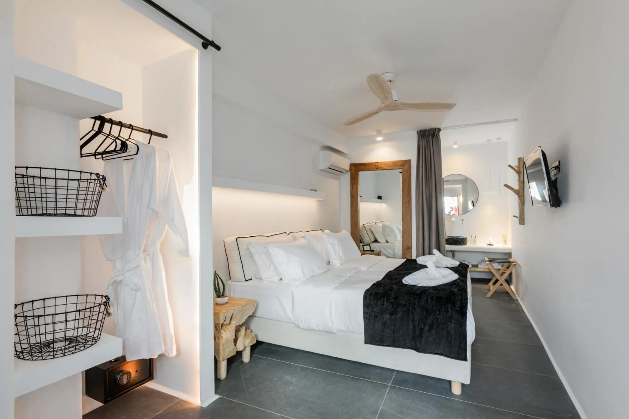 TV and multimedia, Bed in She Mykonos - Luxury Apartments