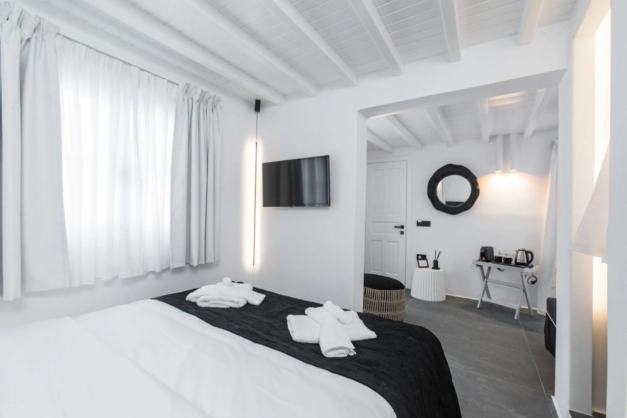 Communal lounge/ TV room, Bed in She Mykonos - Luxury Apartments