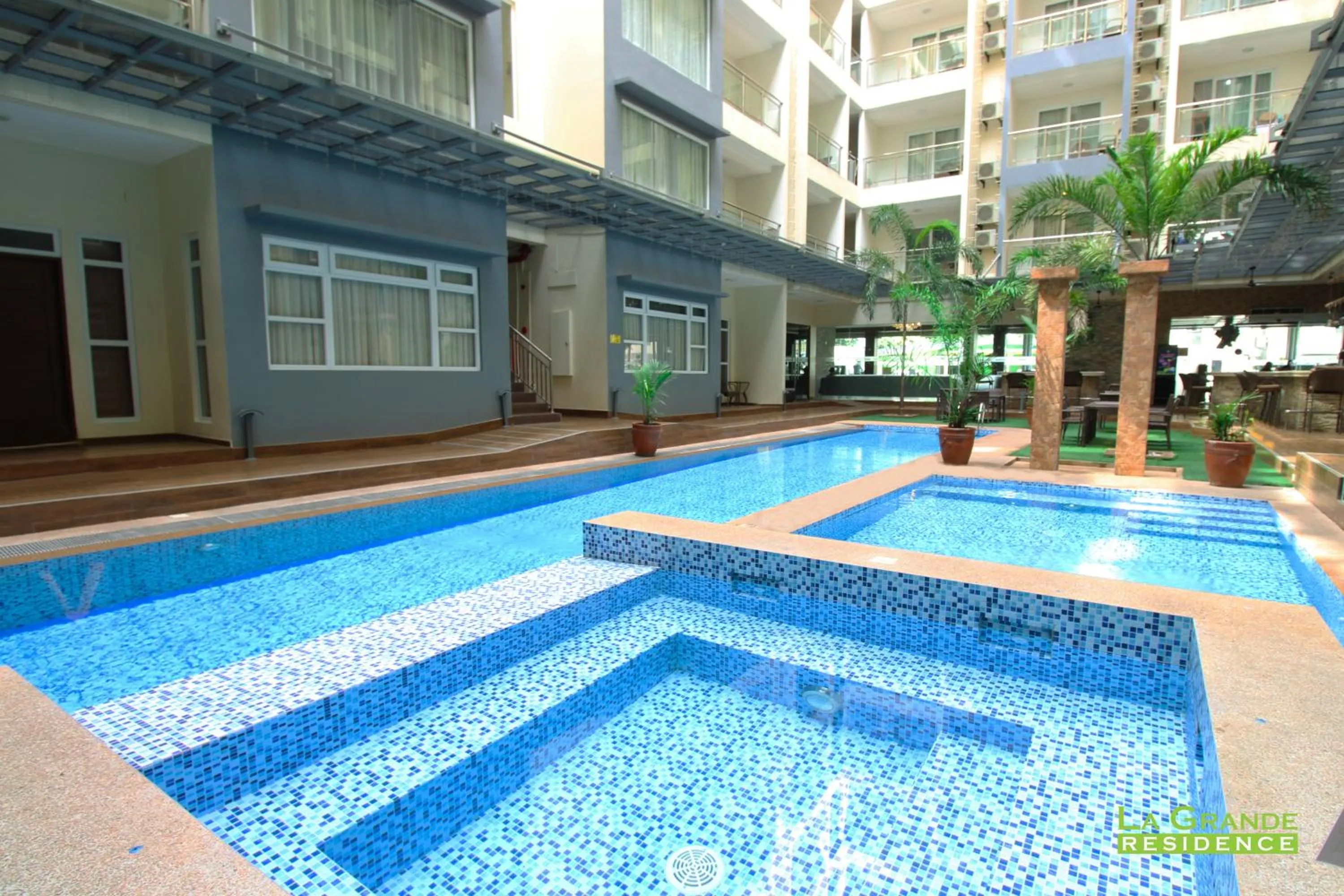 Hot Tub in La Grande Residence