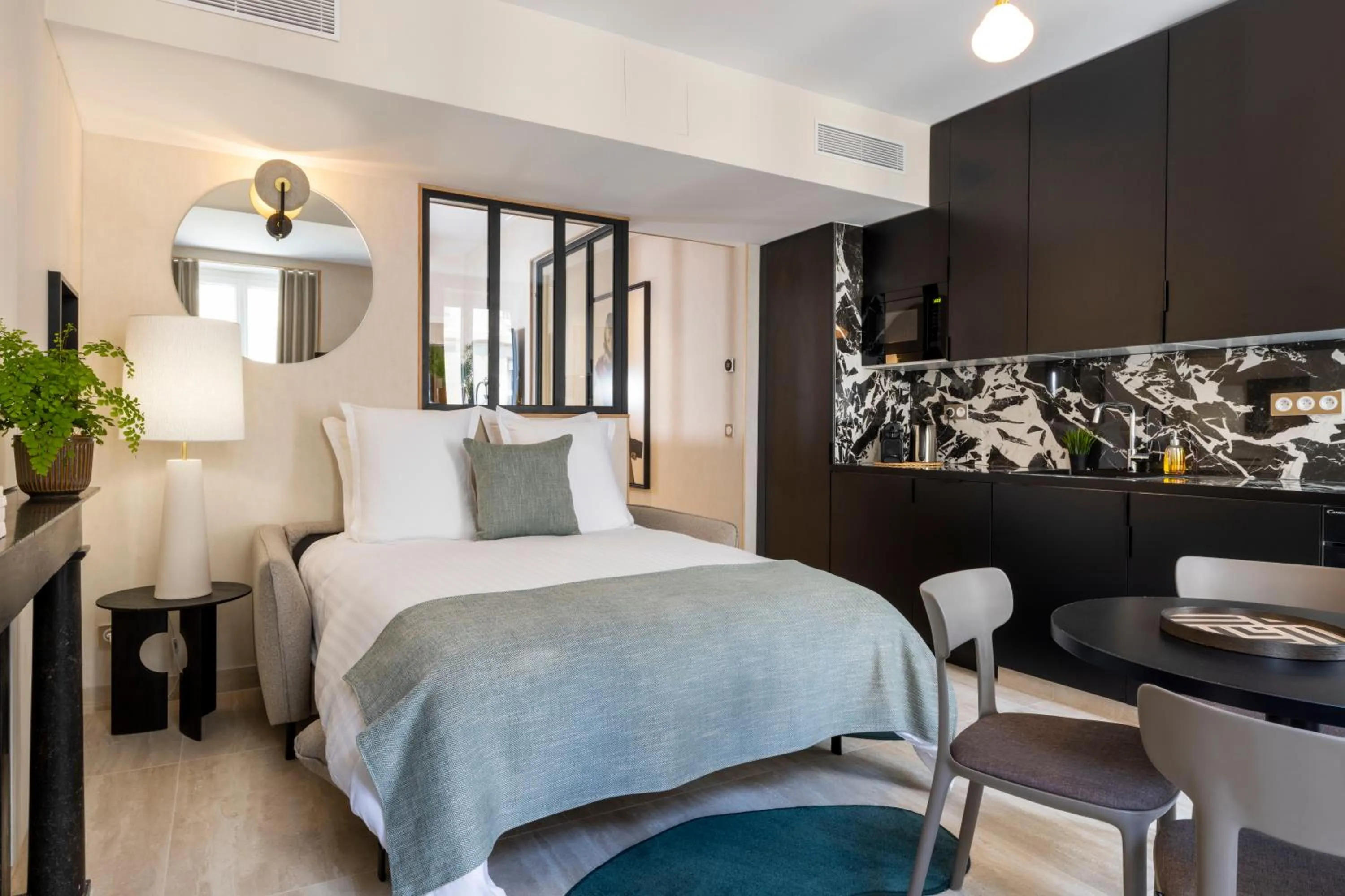 Living room, Bed in Yuna Saint-Honoré - Serviced Apartments