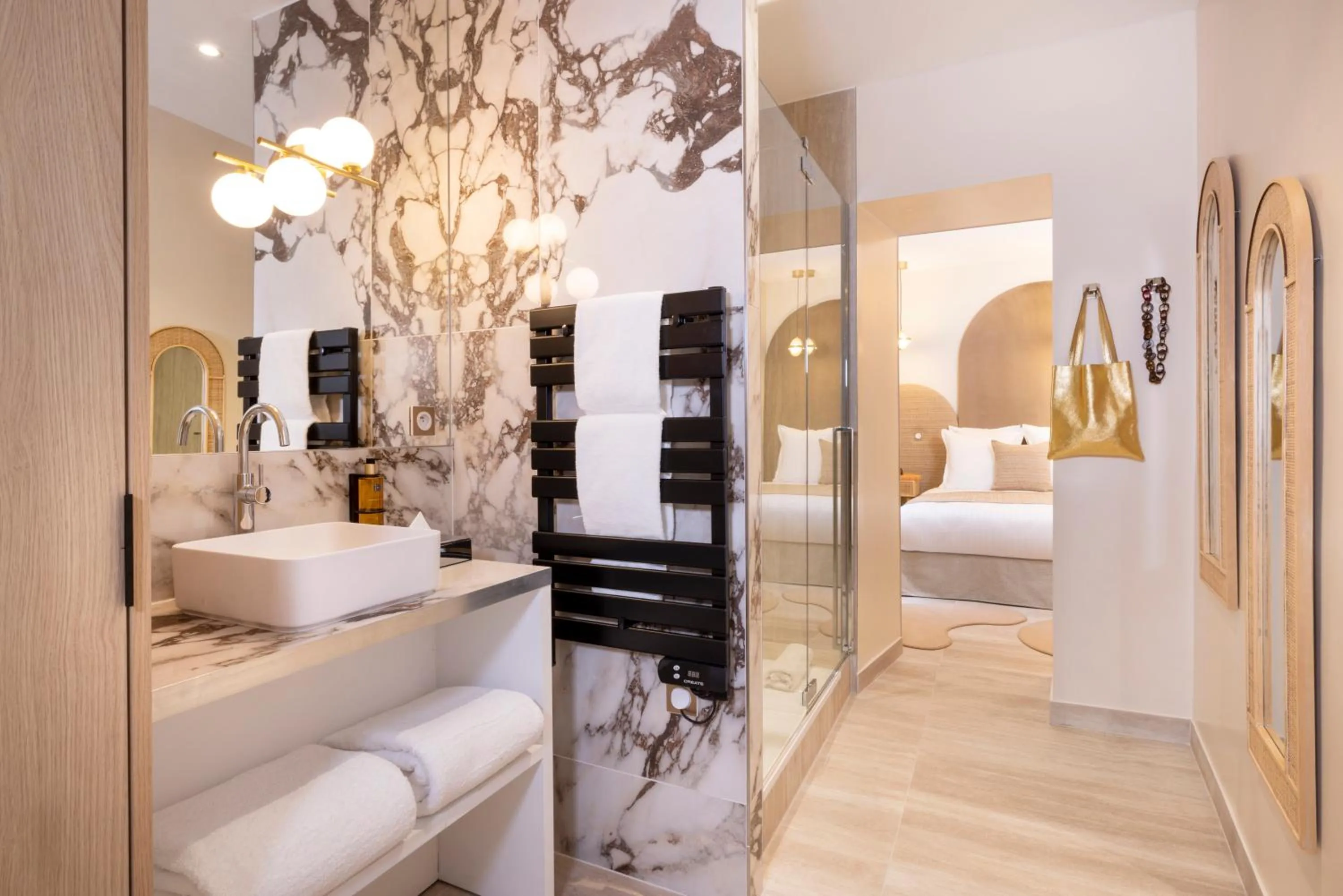 Bathroom, Bed in Yuna Saint-Honoré - Serviced Apartments