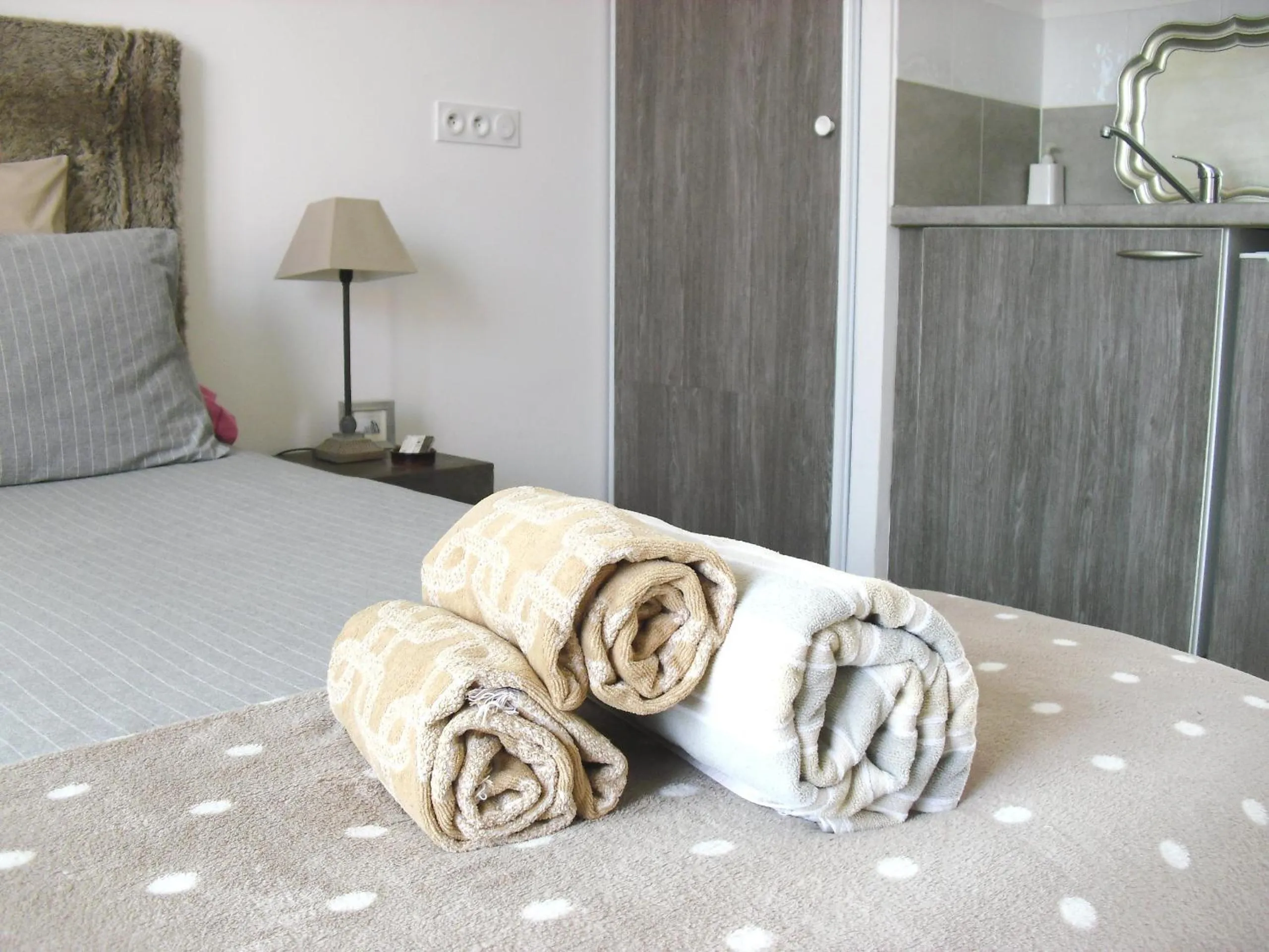 Decorative detail, Bed in Studio à Deux Pas d'Aix