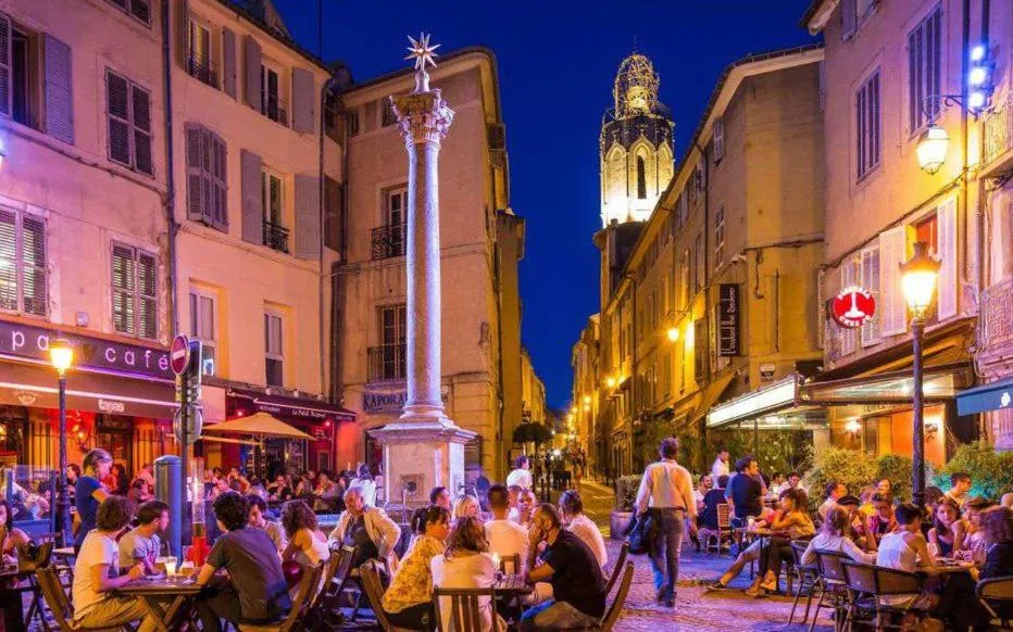 Night in Studio à Deux Pas d'Aix