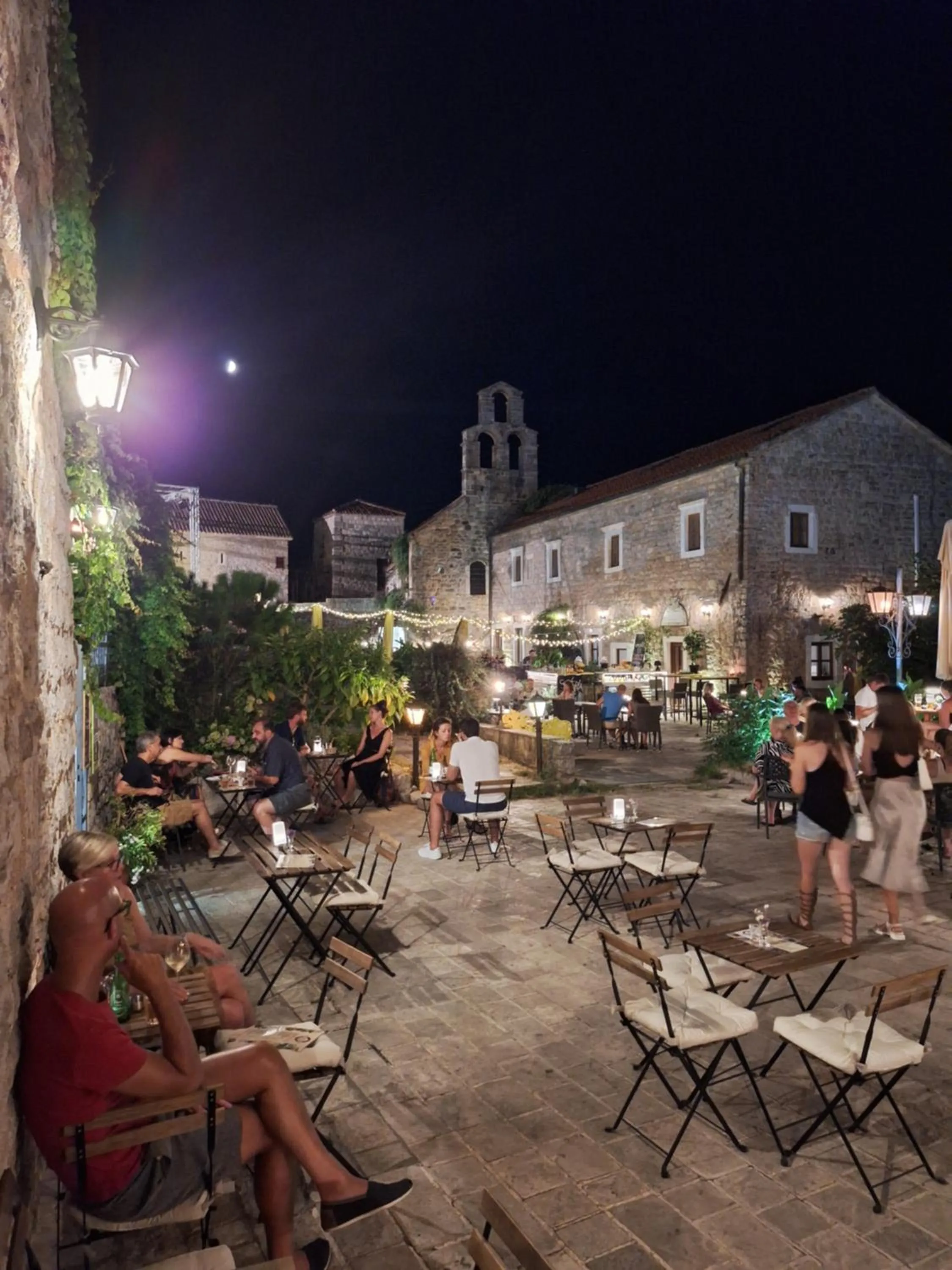 Restaurant/places to eat in FREEDOM HOSTEL