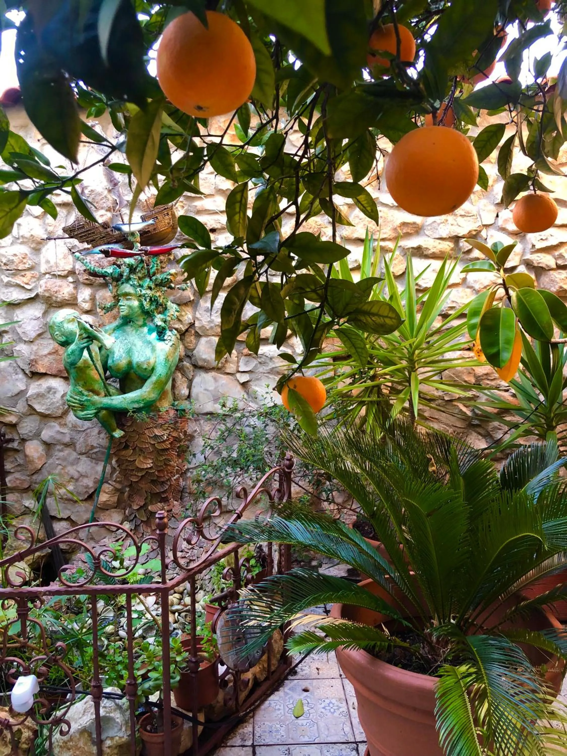 House Sleeps 4 with Private Garden