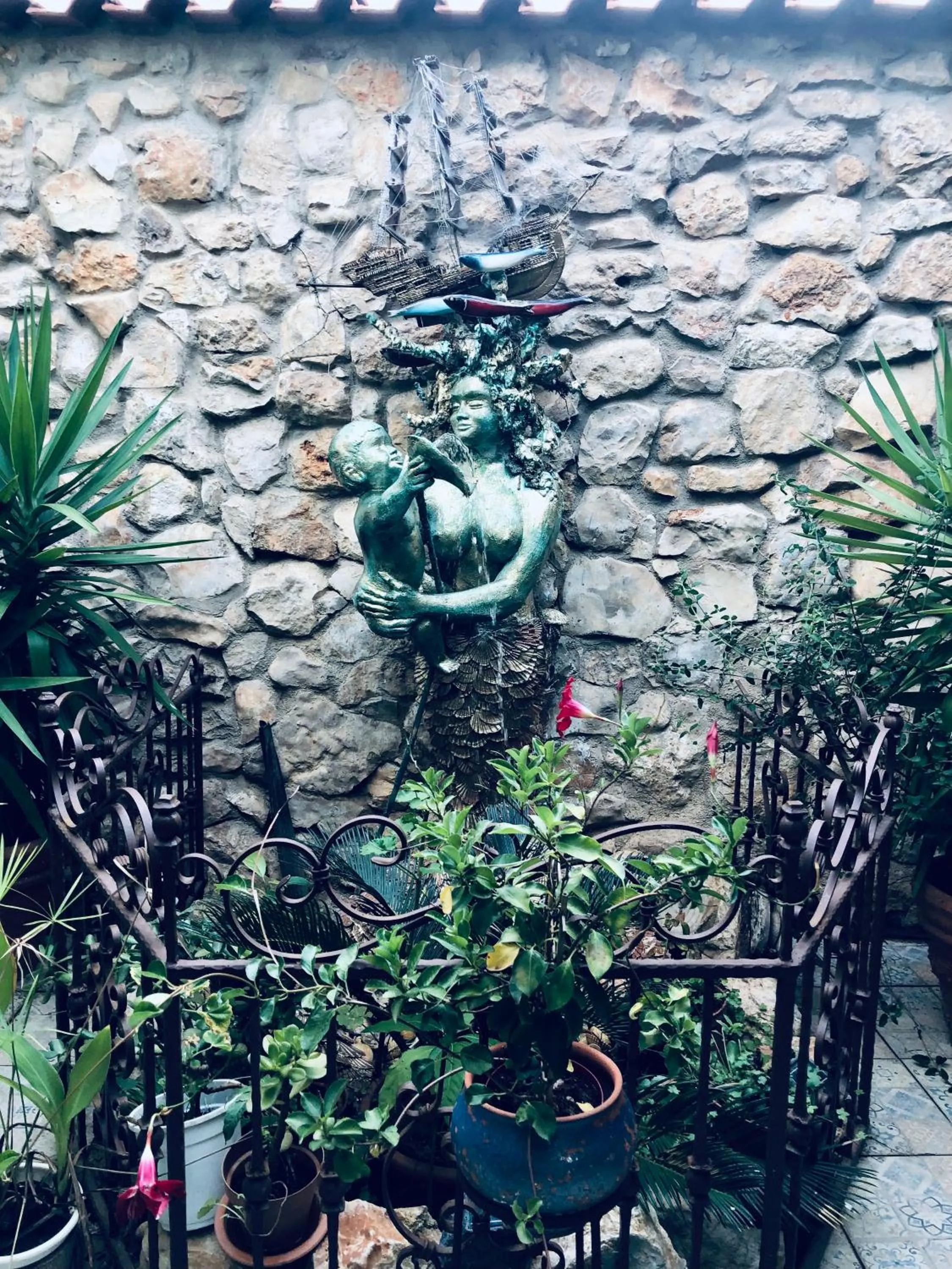 House Sleeps 4 with Private Garden