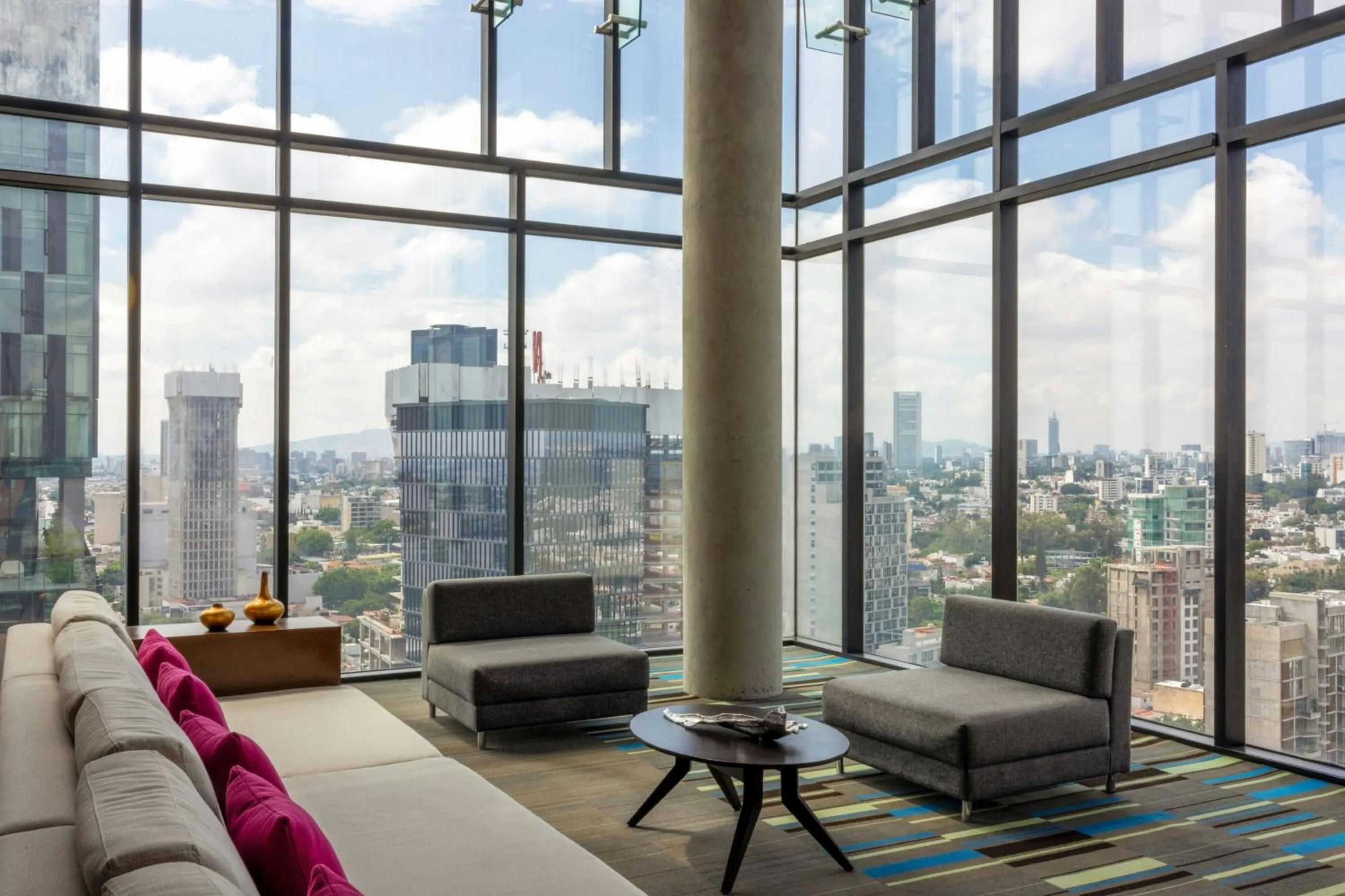 Living room in Hotel Guadalajara Country Club by HNF