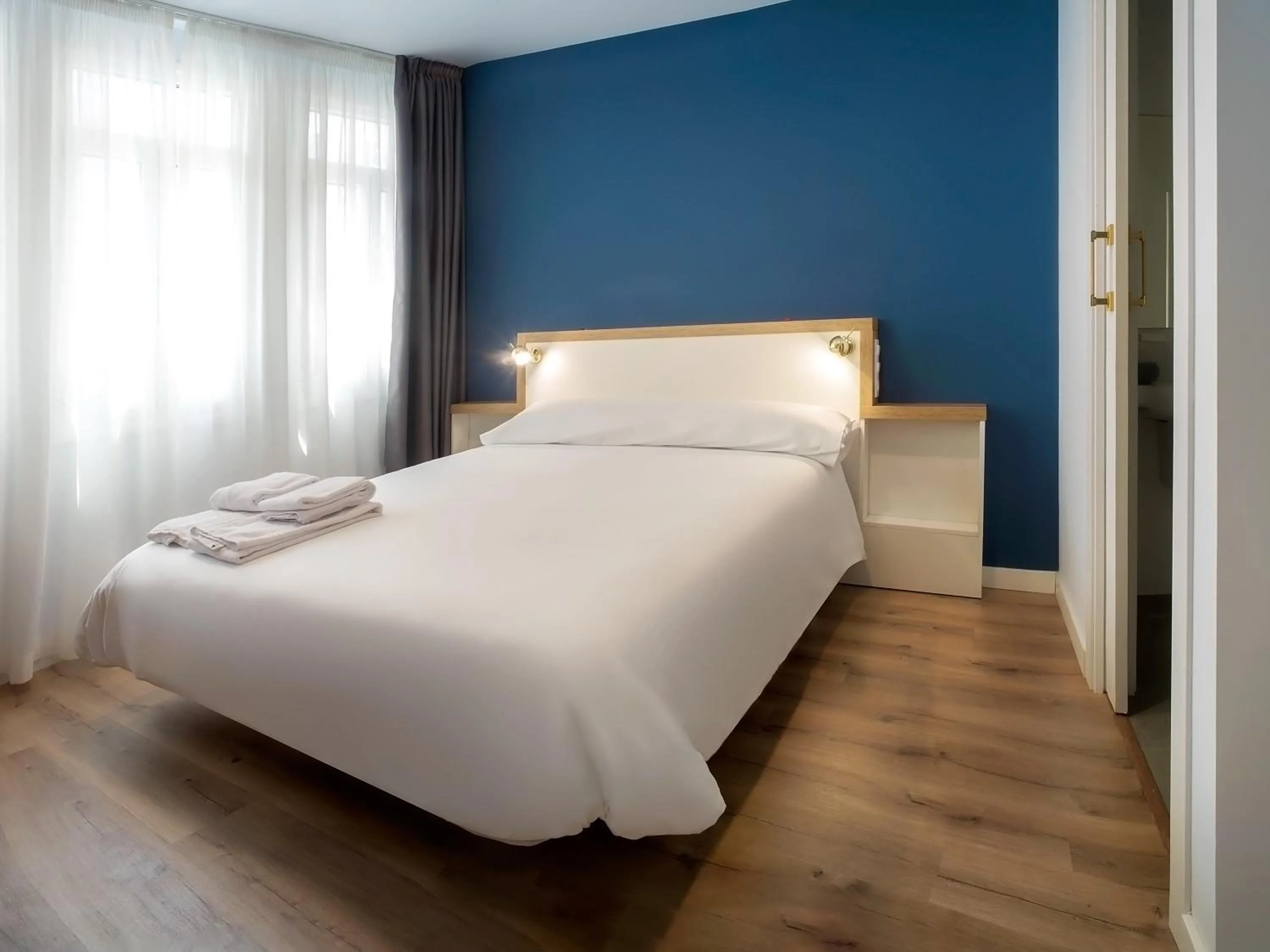 Double Room with Private Bathroom - single occupancy in Casa do cabo