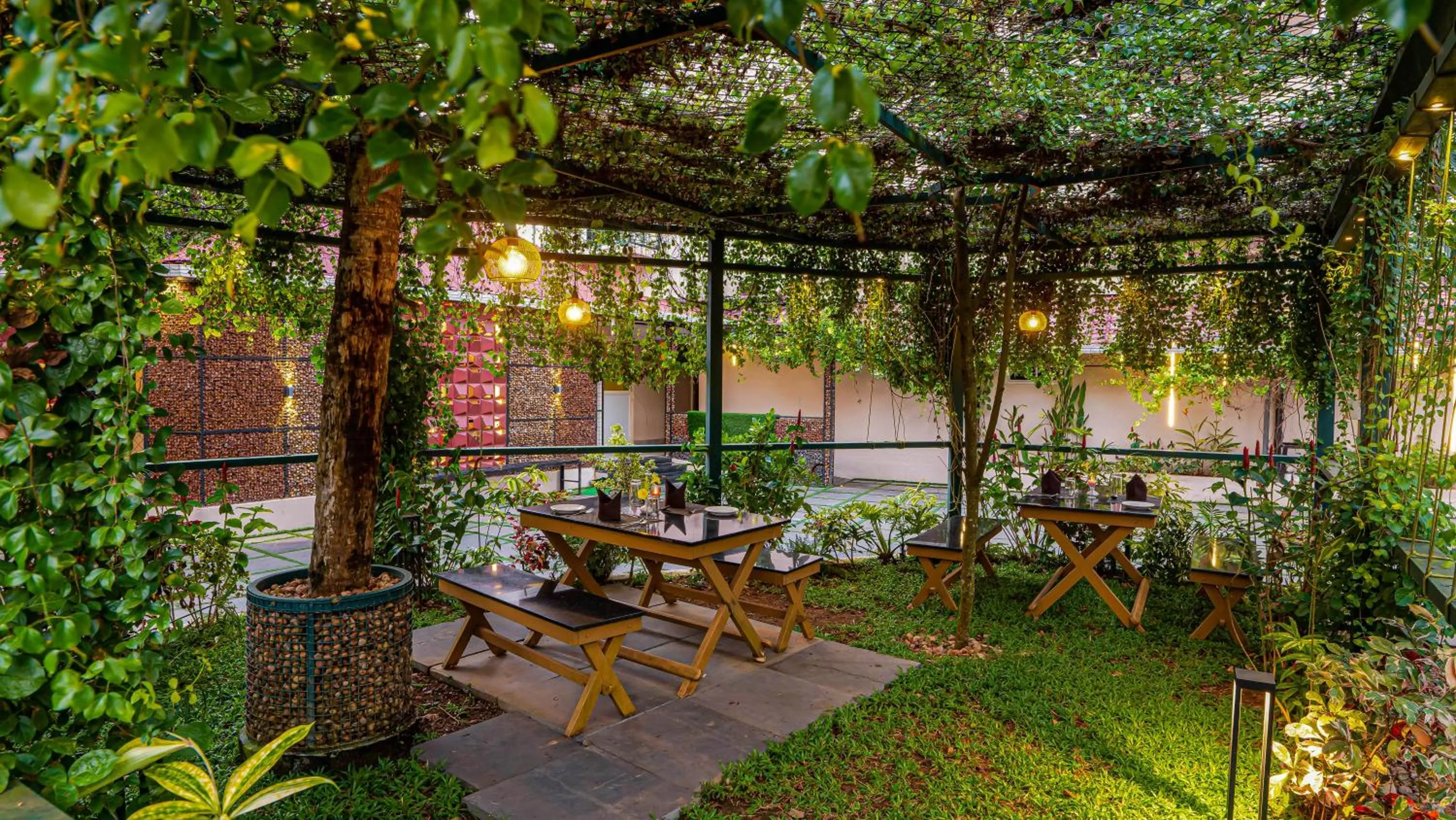 Restaurant/places to eat in Kumarakom Park Resort