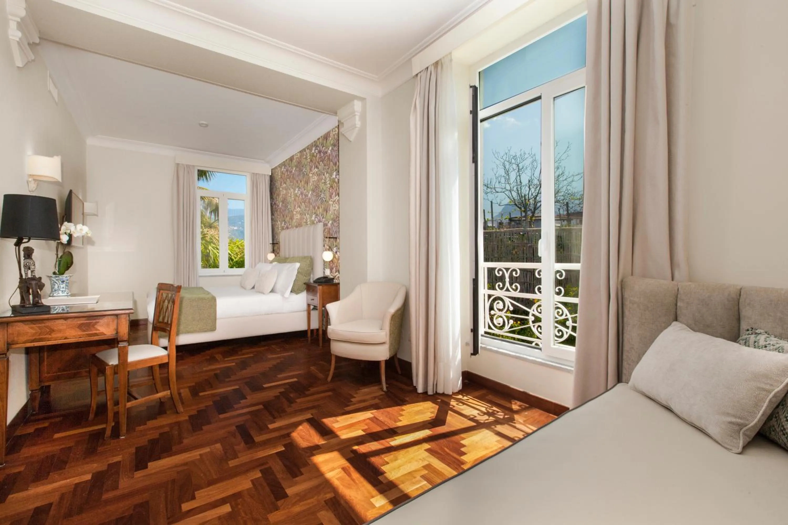 Living room, Bed in Relais Villa Savarese