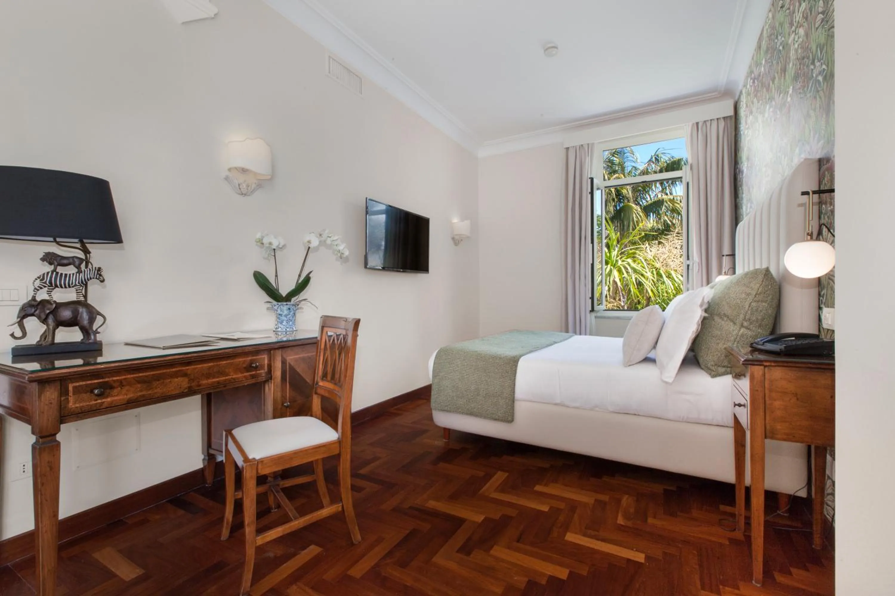 Communal lounge/ TV room, Bed in Relais Villa Savarese