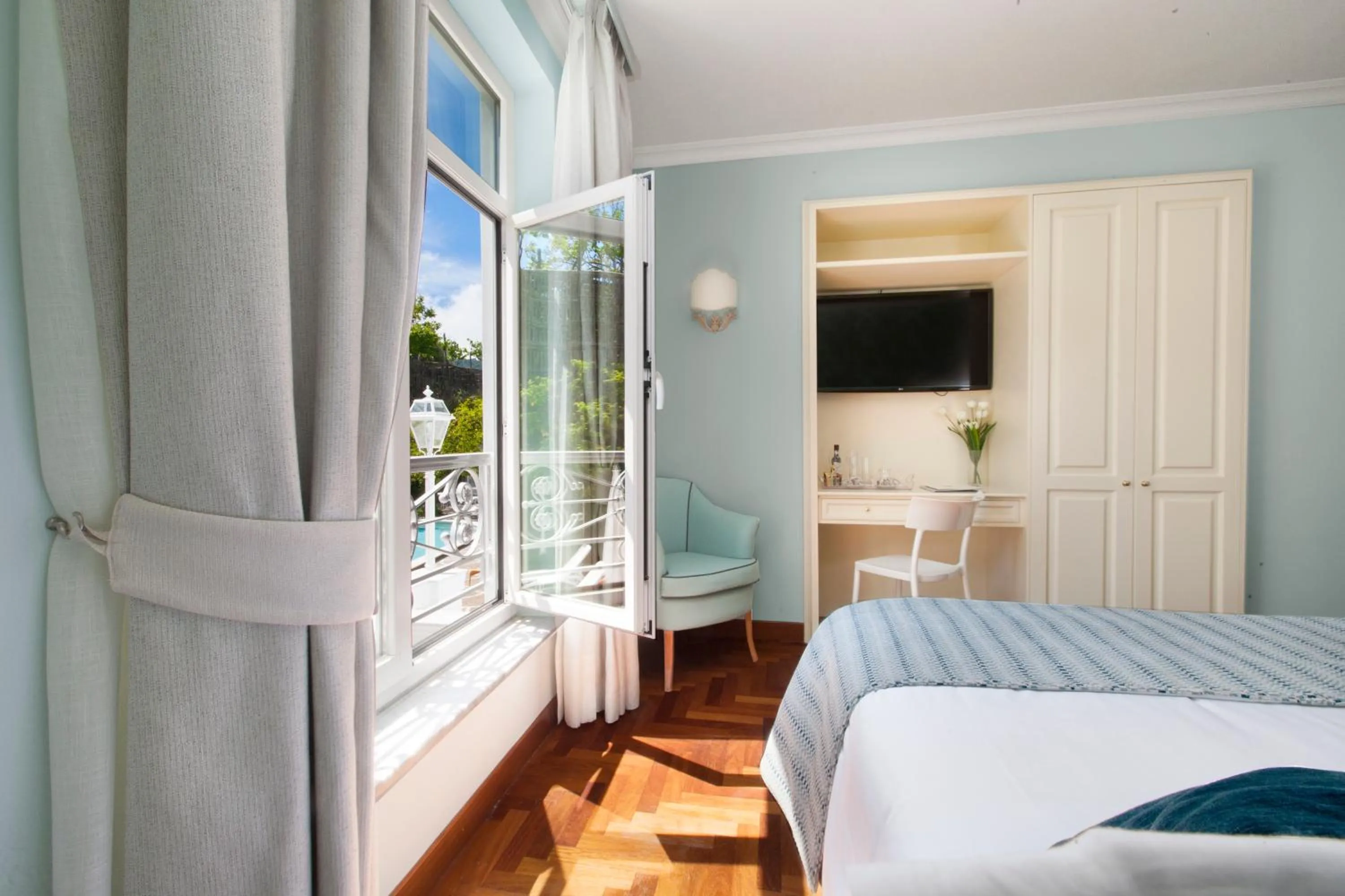 Communal lounge/ TV room, Bed in Relais Villa Savarese