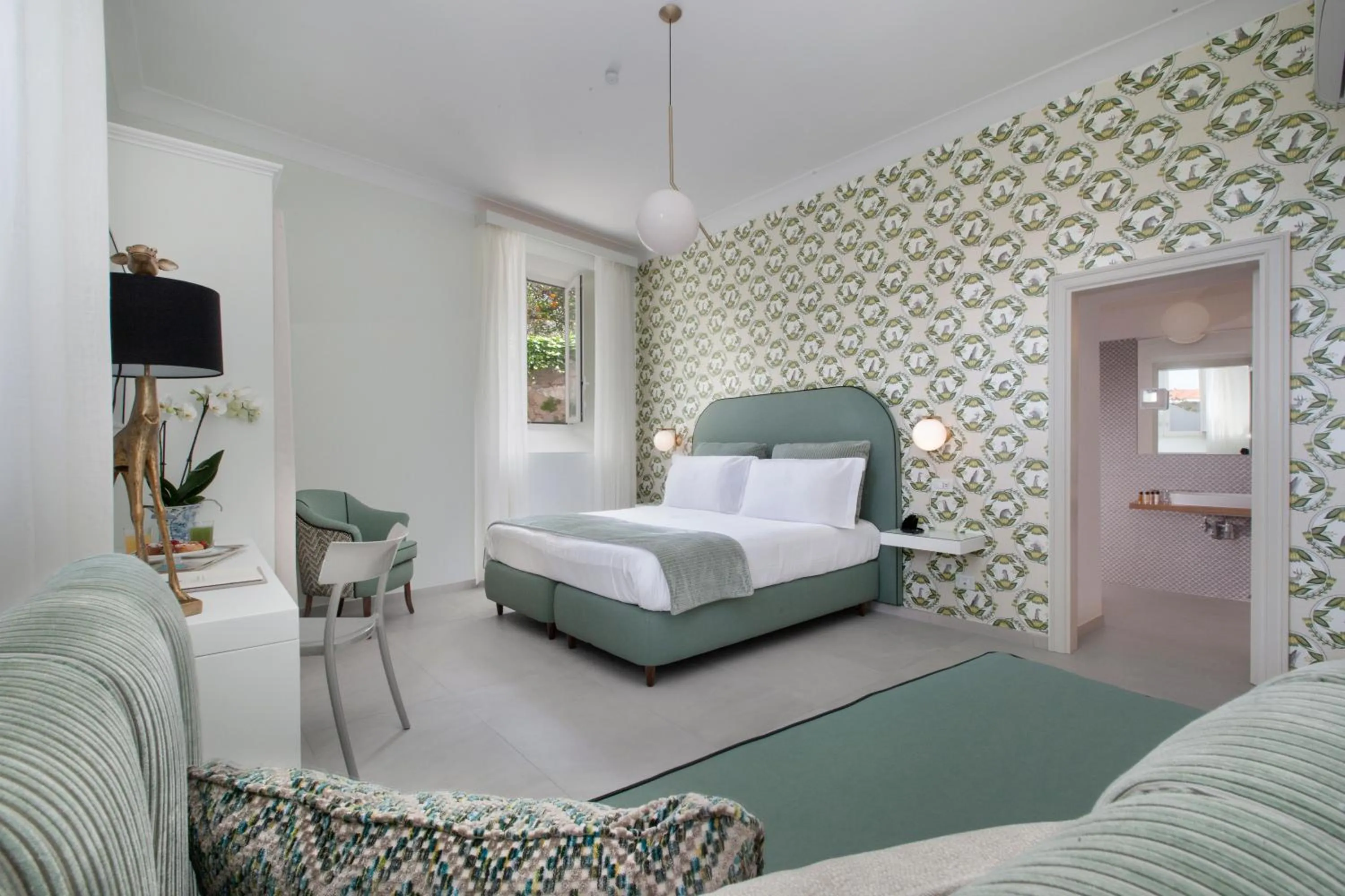 Communal lounge/ TV room, Bed in Relais Villa Savarese