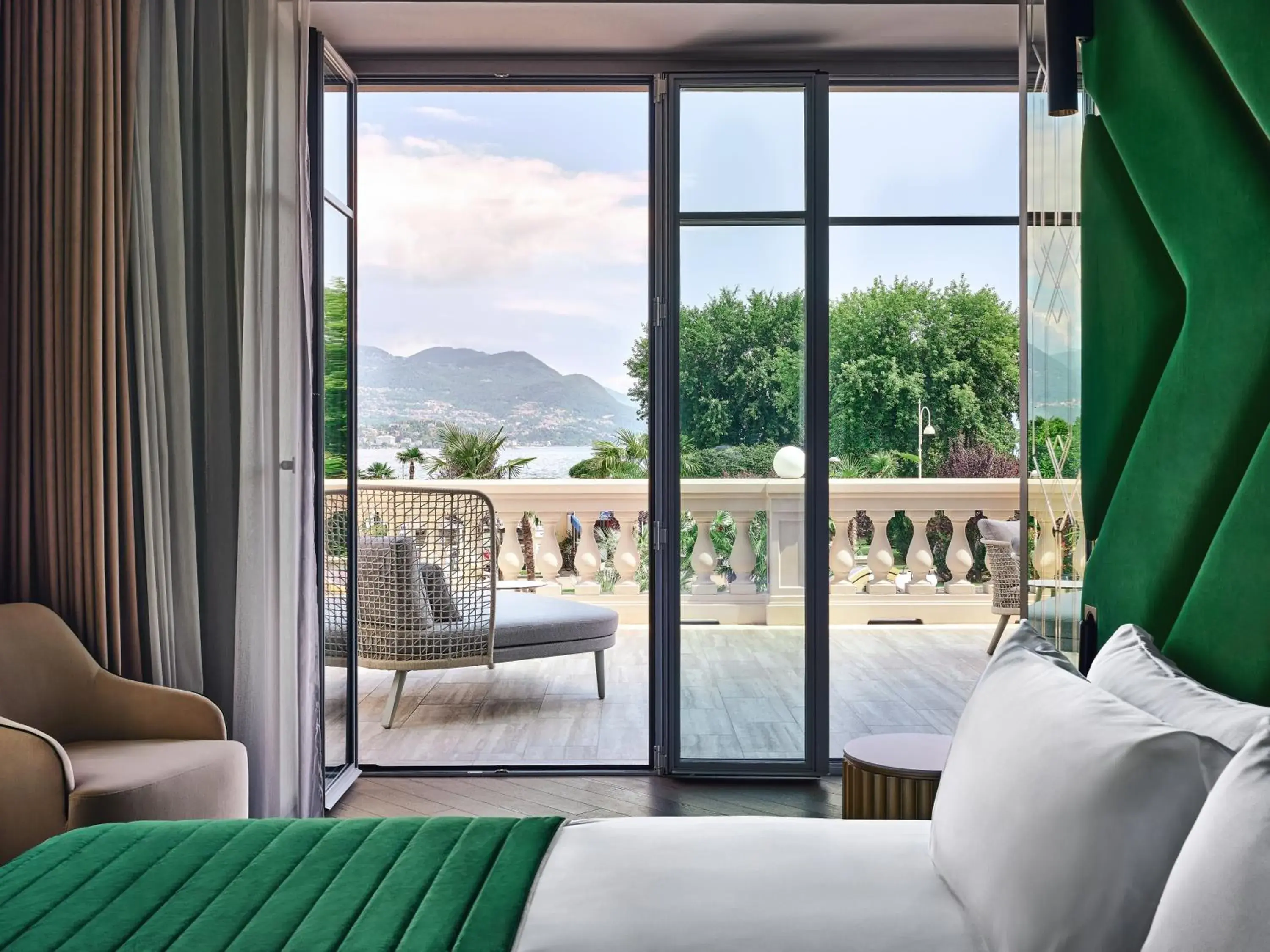 Lake view, Bed in Boutique Hotel Stresa Lake view, Bed in Boutique Hotel Stresa