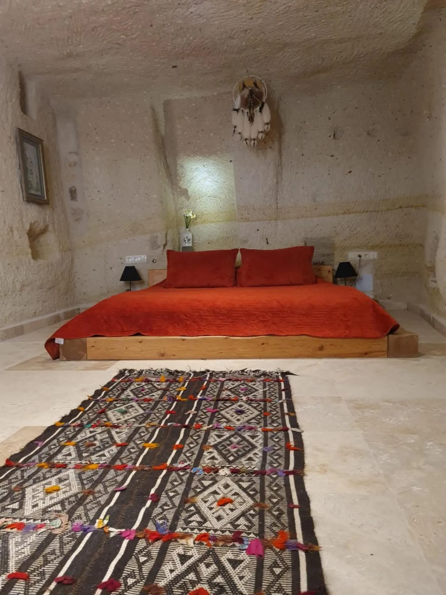 Photo of the whole room, Bed in Narcissos Cave