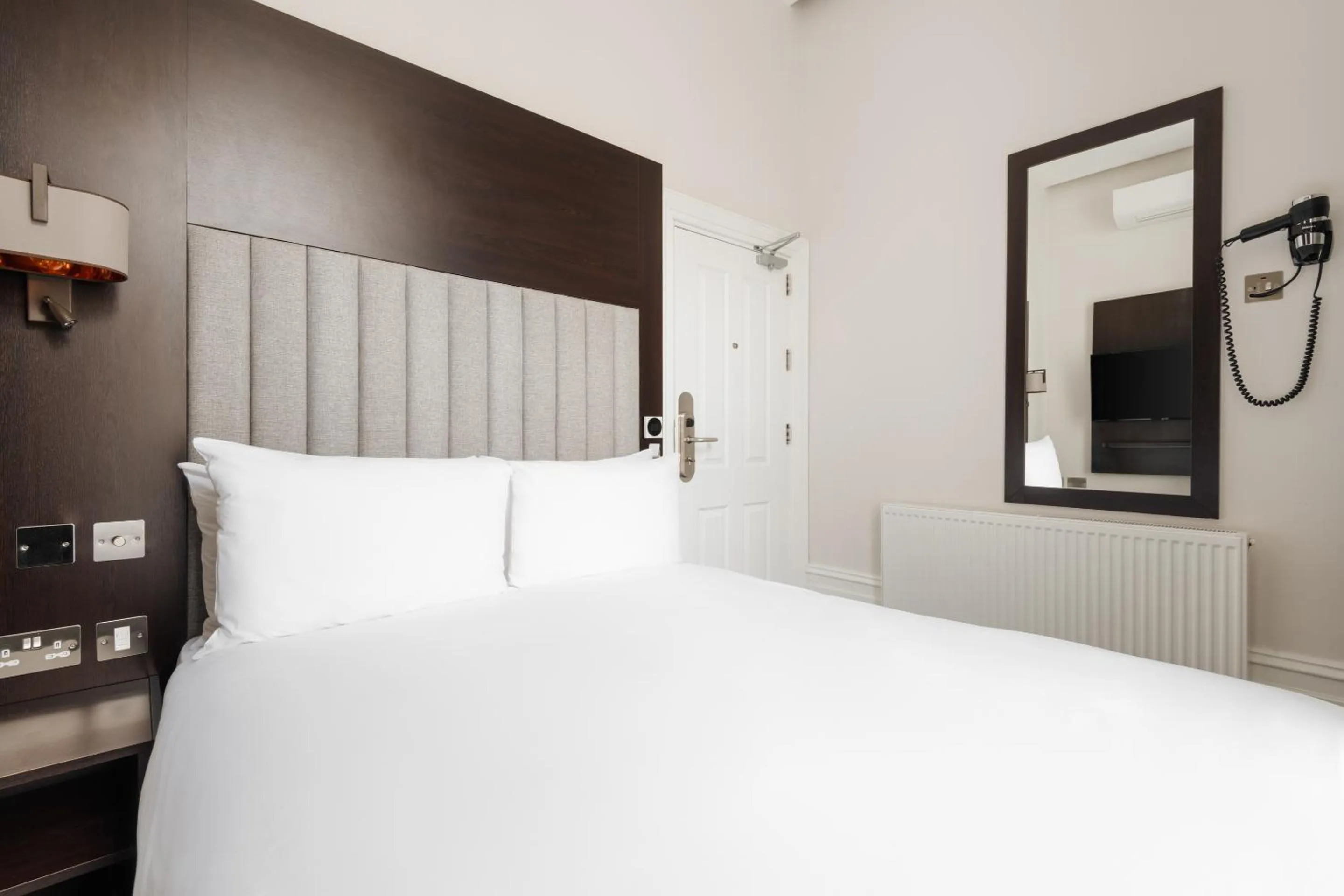 Bedroom, Bed in Rove Hotel London Paddington