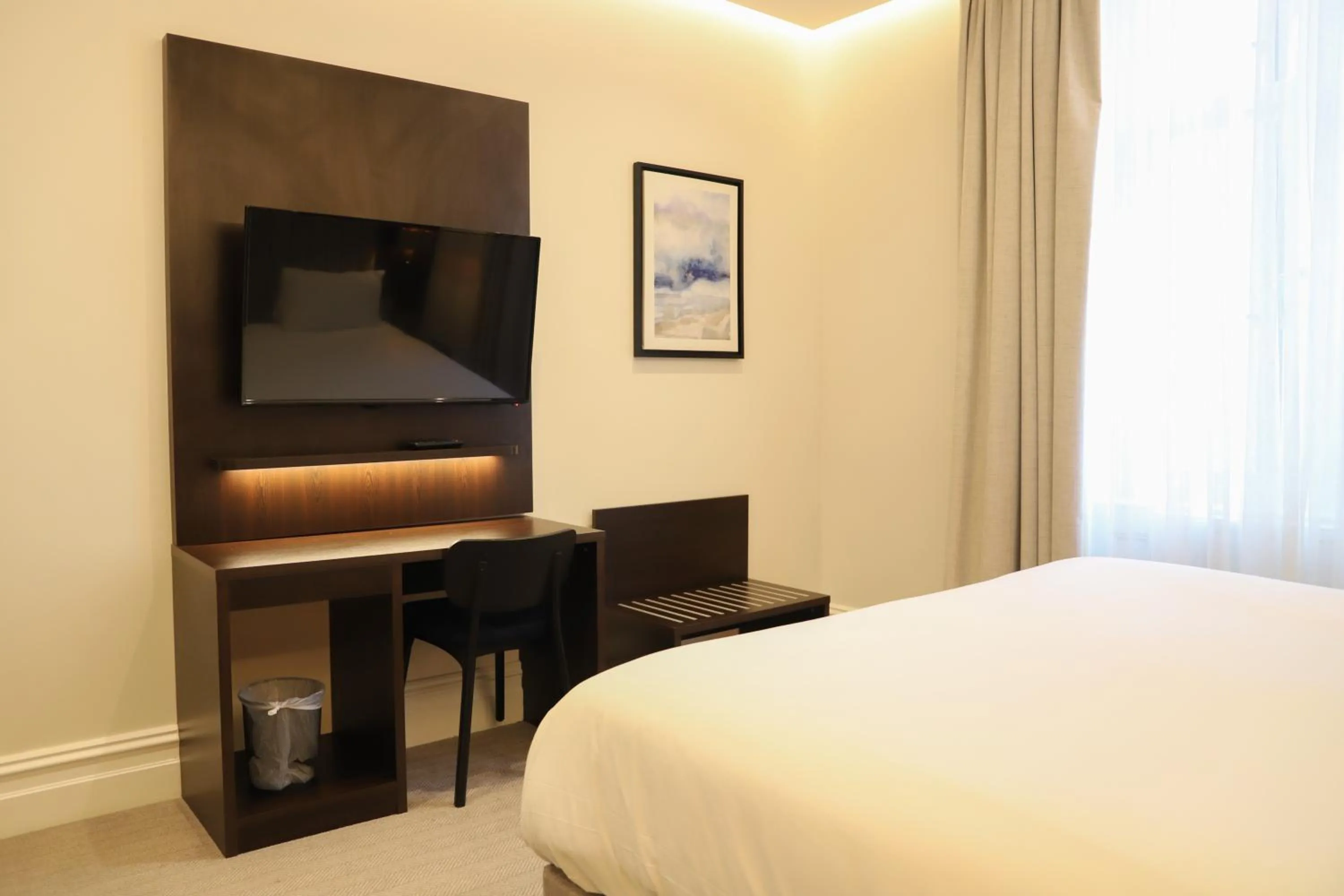 Photo of the whole room, Bed in Rove Hotel London Paddington