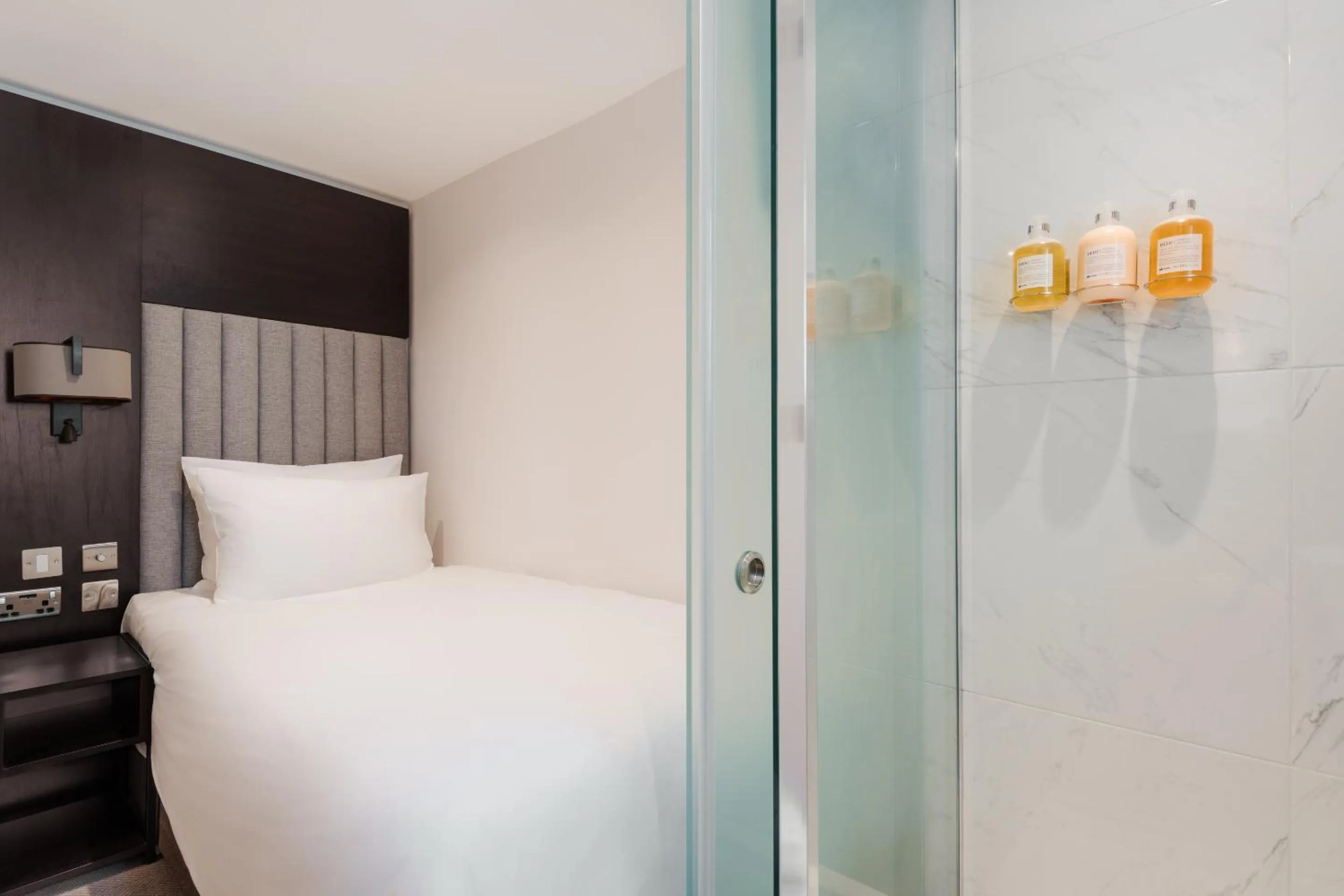 Bed in Rove Hotel London Paddington