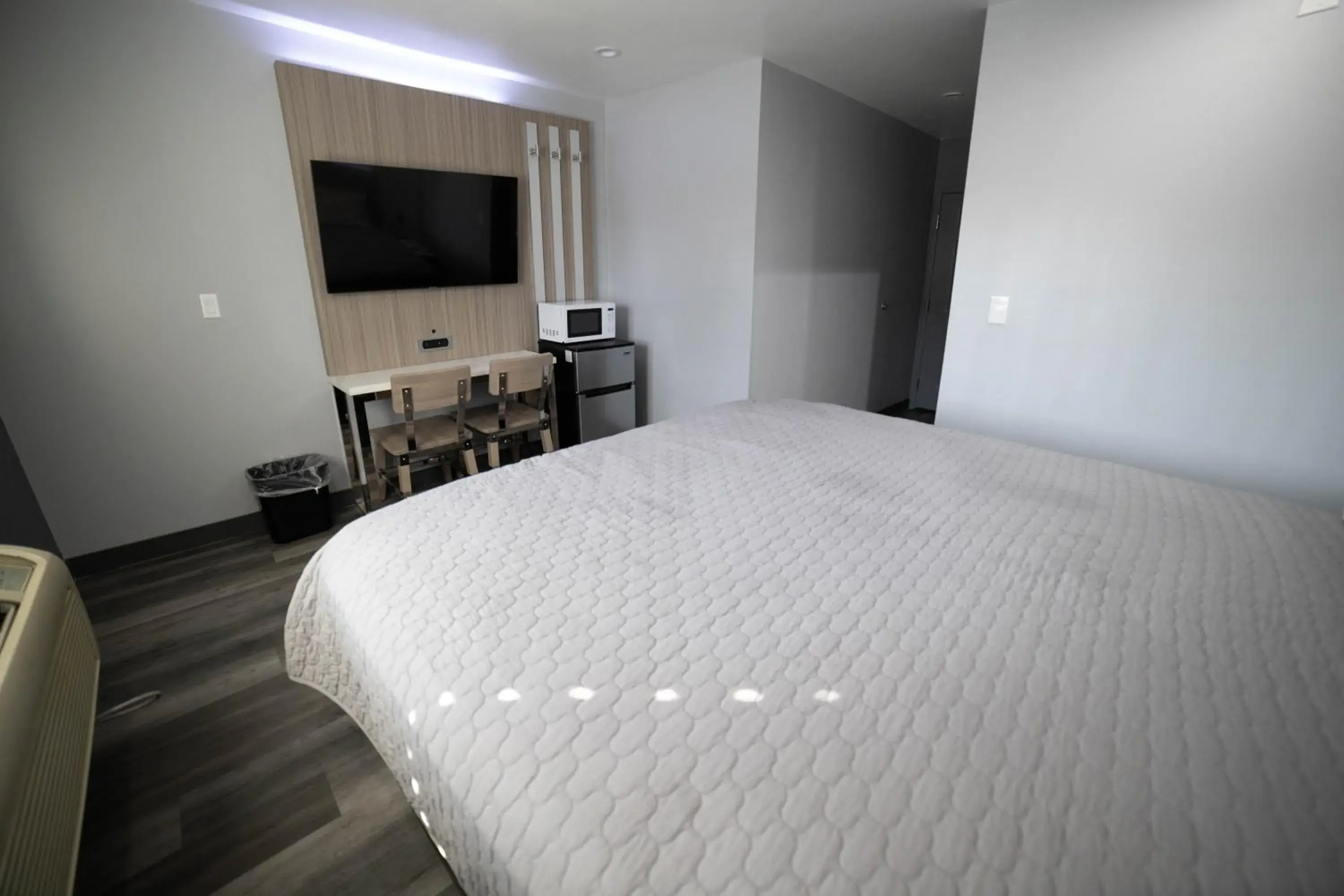 Bedroom, Bed in Palms Motel Bedroom, Bed in Palms Motel