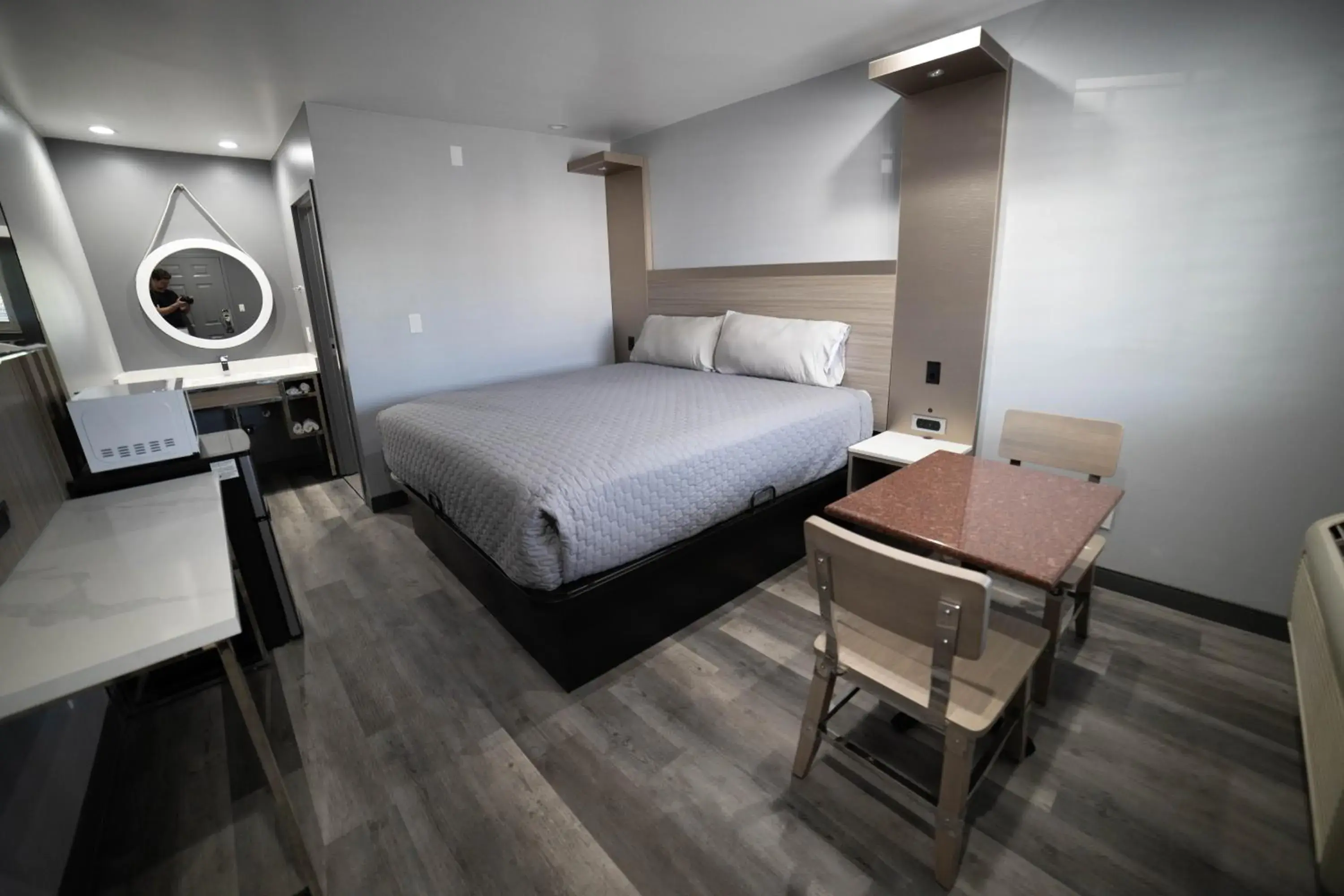 Bedroom, Bed in Palms Motel Bedroom, Bed in Palms Motel