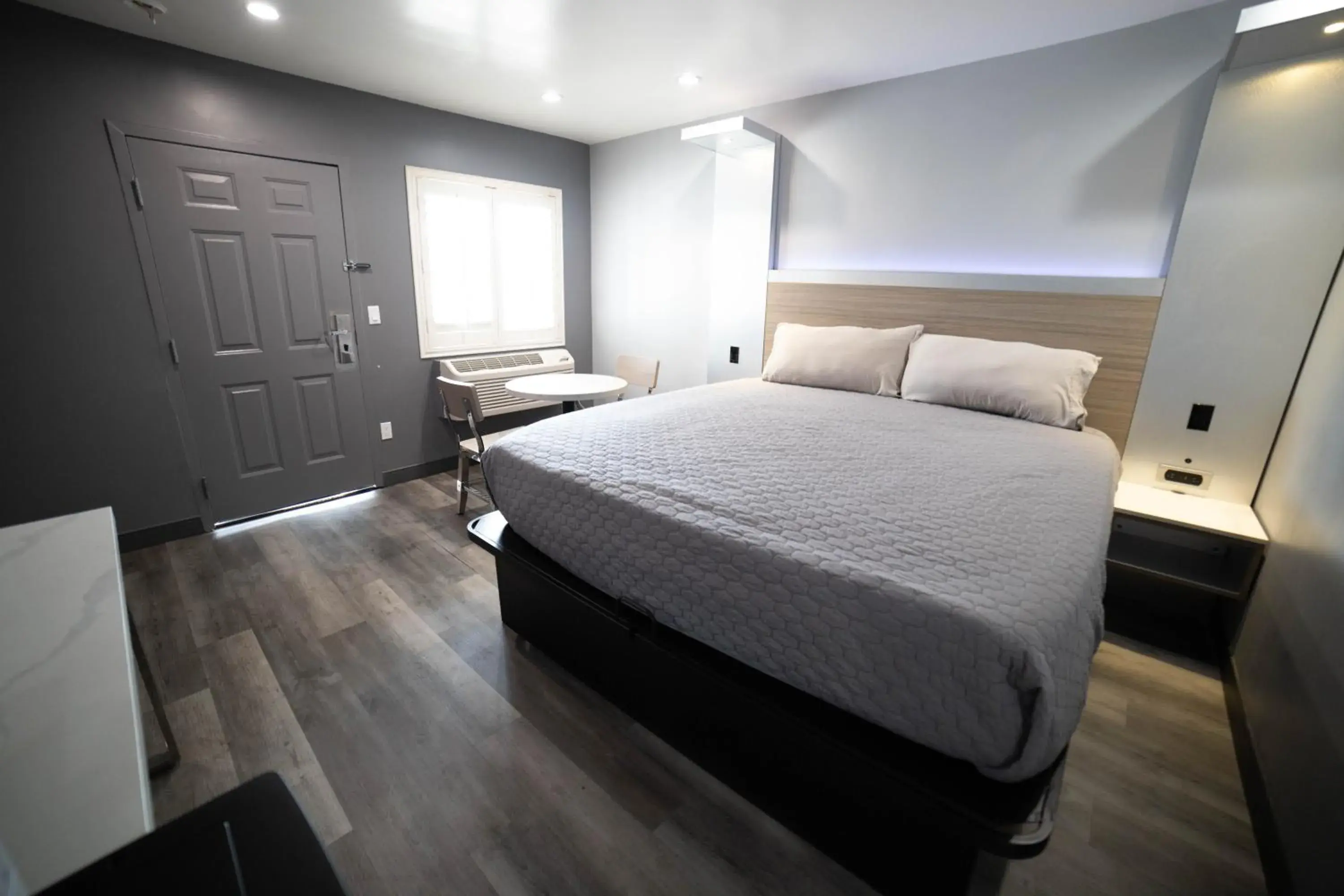 Bedroom, Bed in Palms Motel Bedroom, Bed in Palms Motel