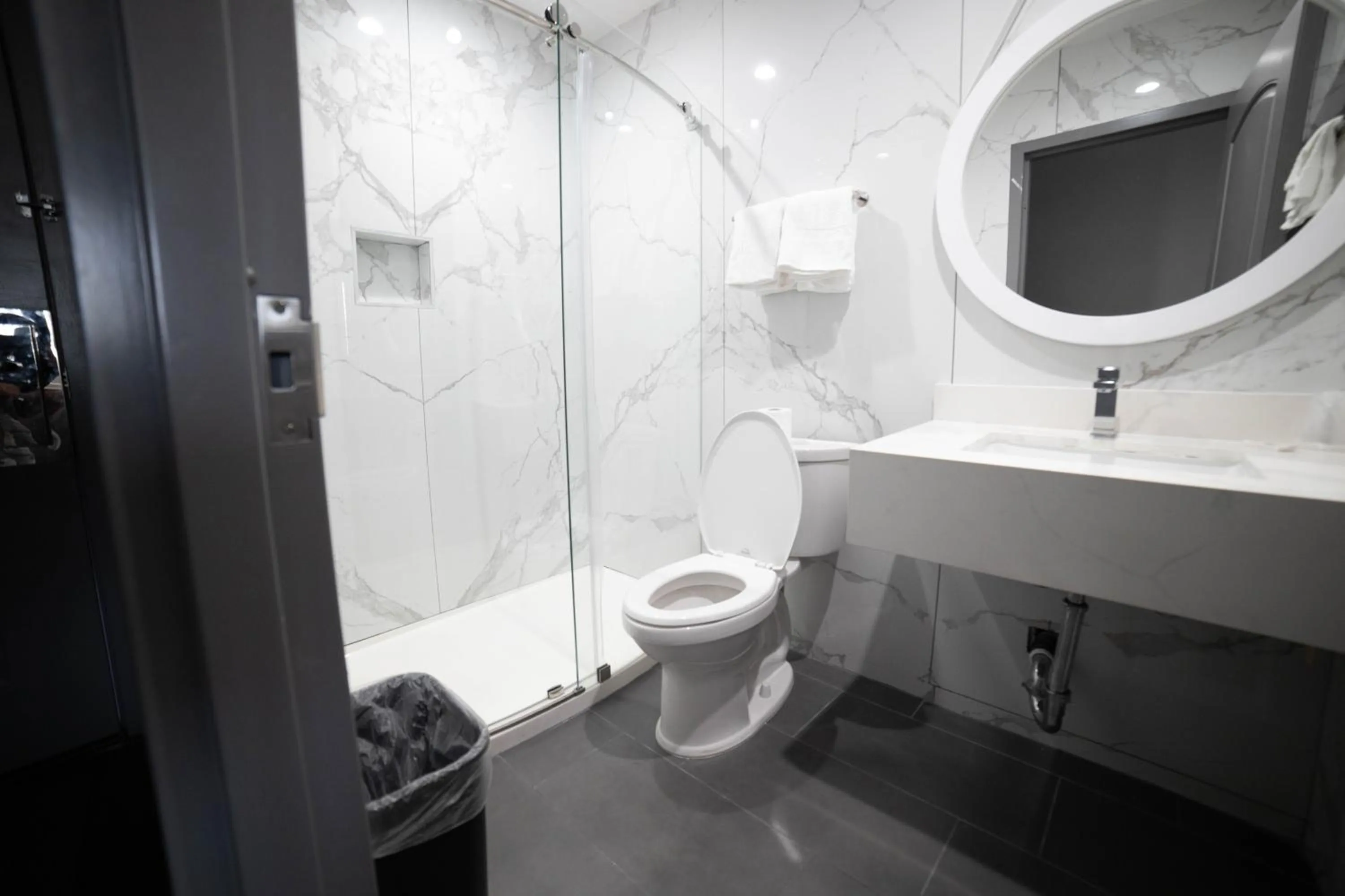 Bathroom in Palms Motel