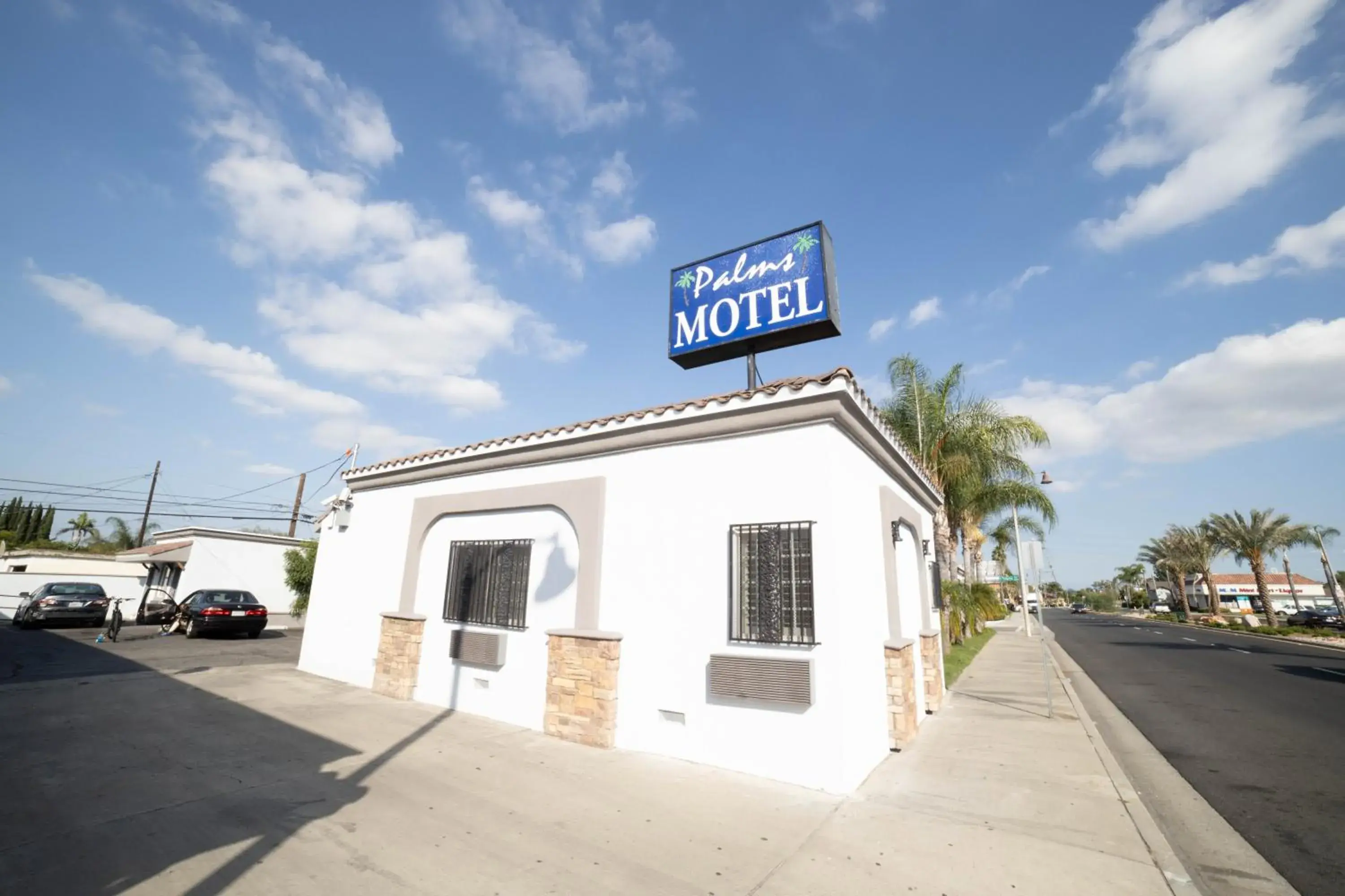 Property building in Palms Motel Property building in Palms Motel