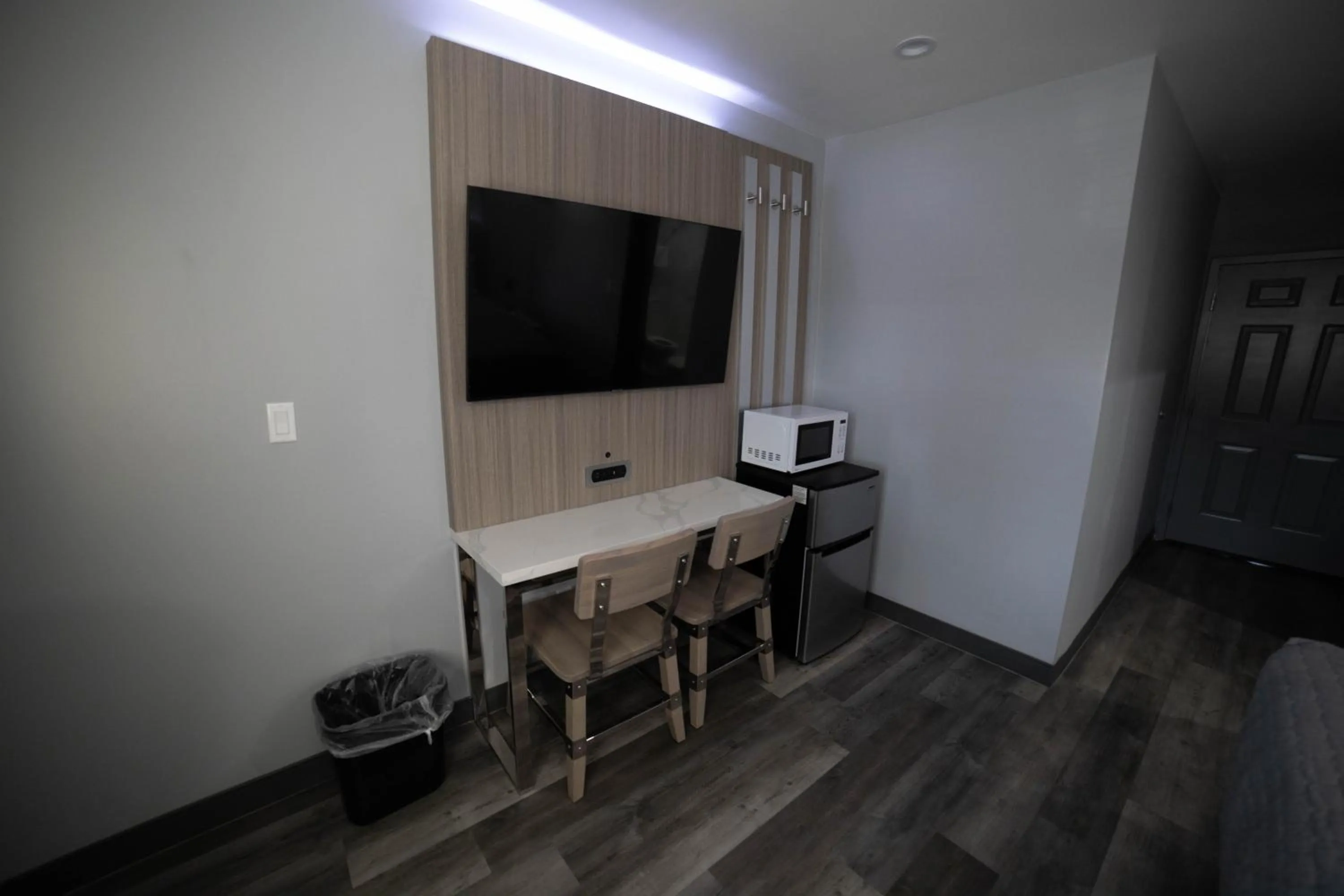 Bedroom in Palms Motel