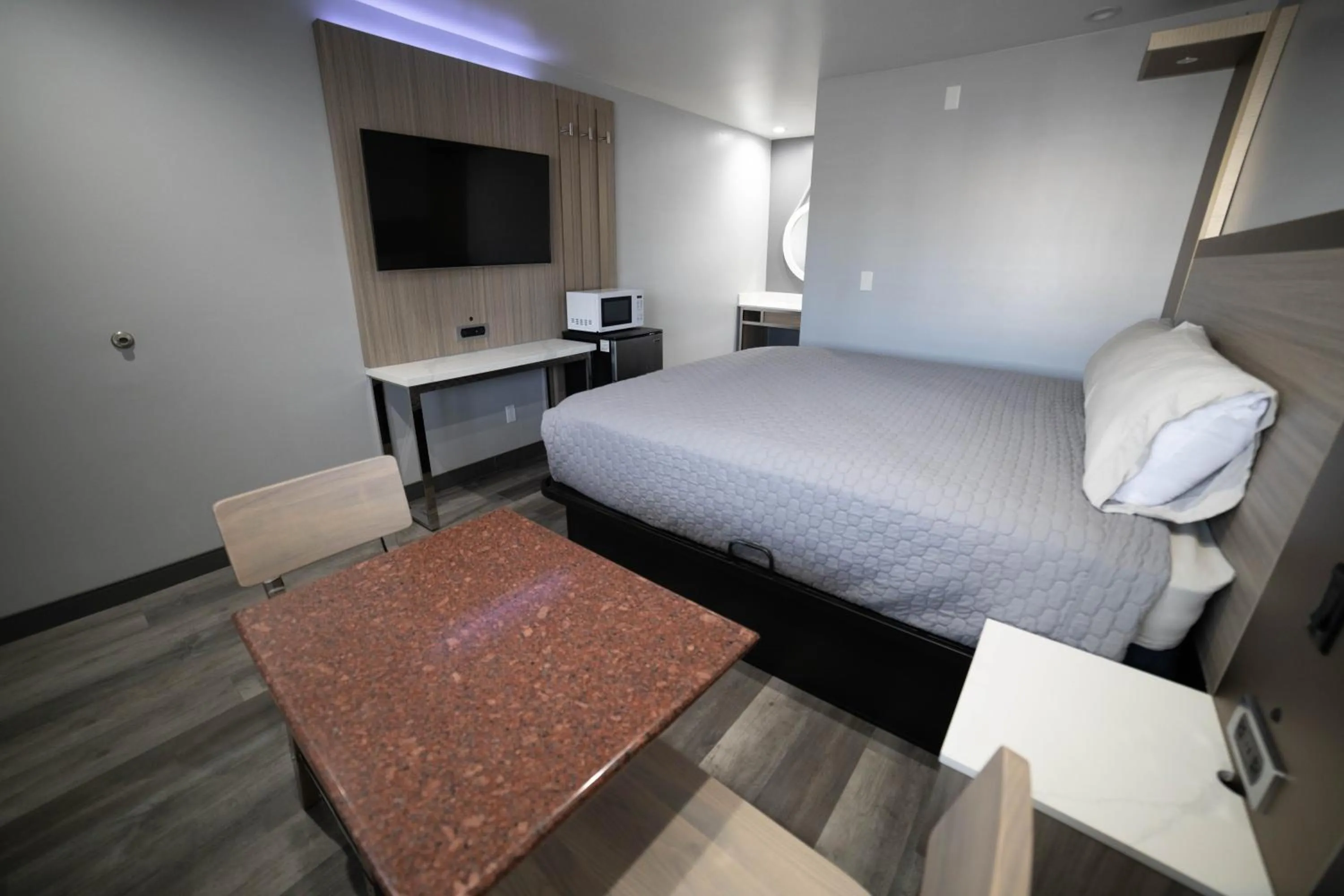 Bedroom, Bed in Palms Motel