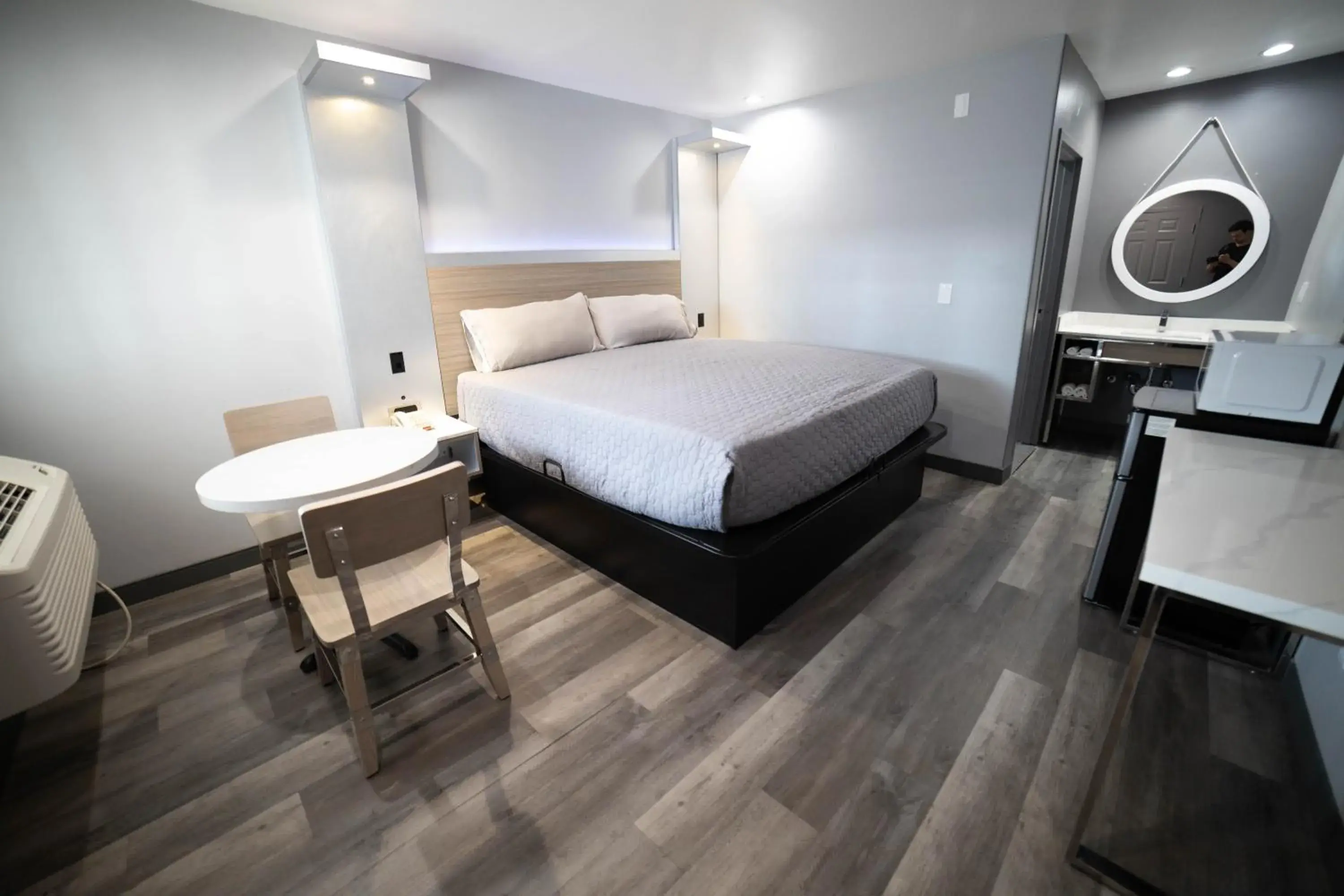 Bedroom, Bed in Palms Motel Bedroom, Bed in Palms Motel