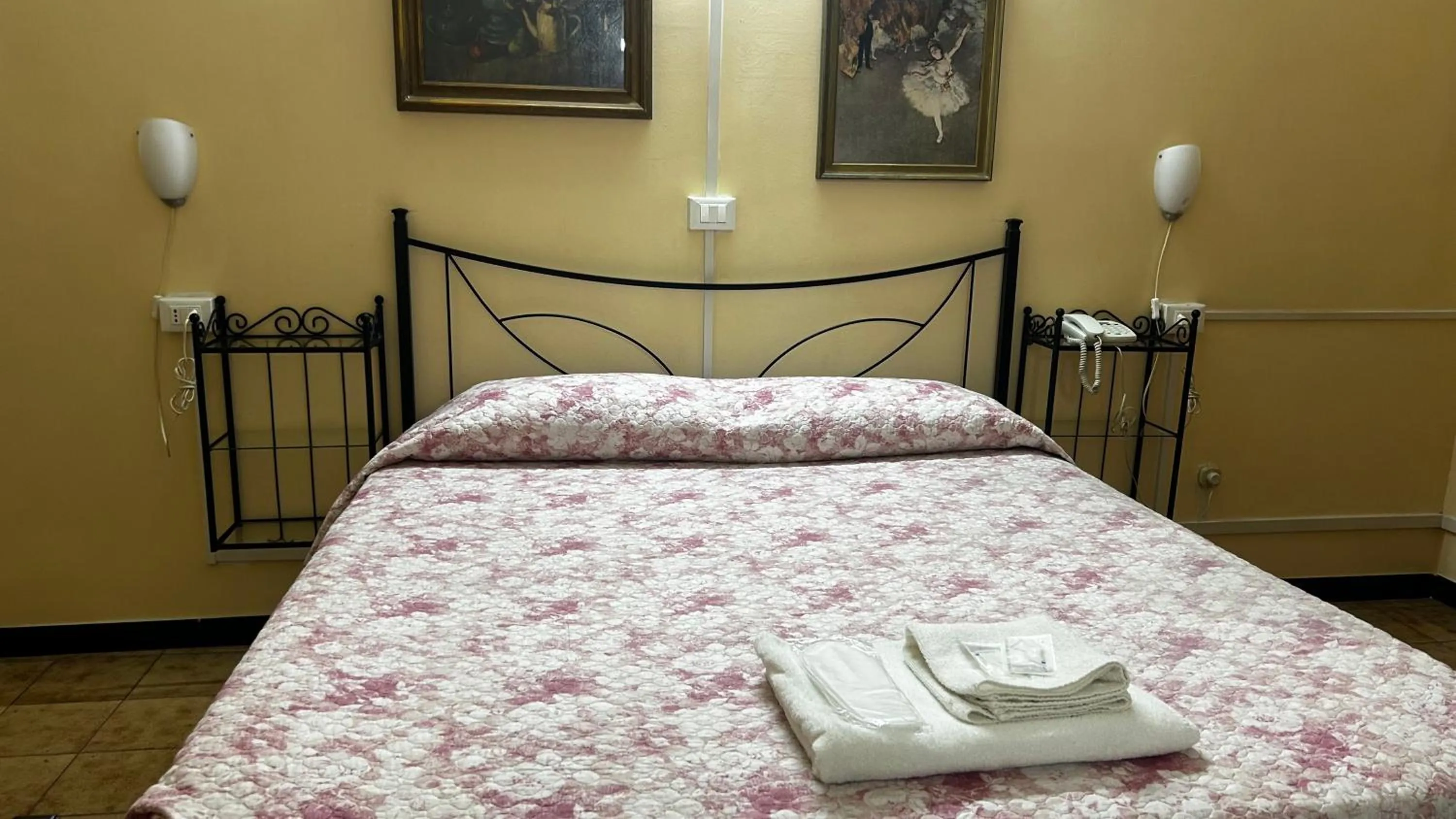 Bedroom, Bed in Albergo fiorita